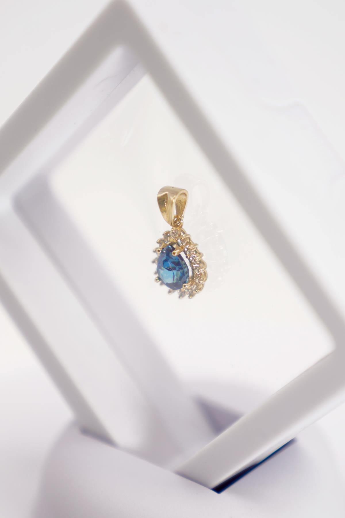 14 Ayar Altın London Topaz ve Zirkon Taşlı Çiçek Formlu Şık Kolye Ucu