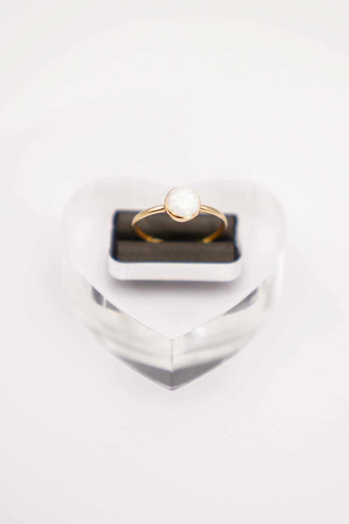 14 Ayar Altın Opal Taşlı Yüzük – Minimal ve Zarif Yuvarlak Formda Sade Şıklık