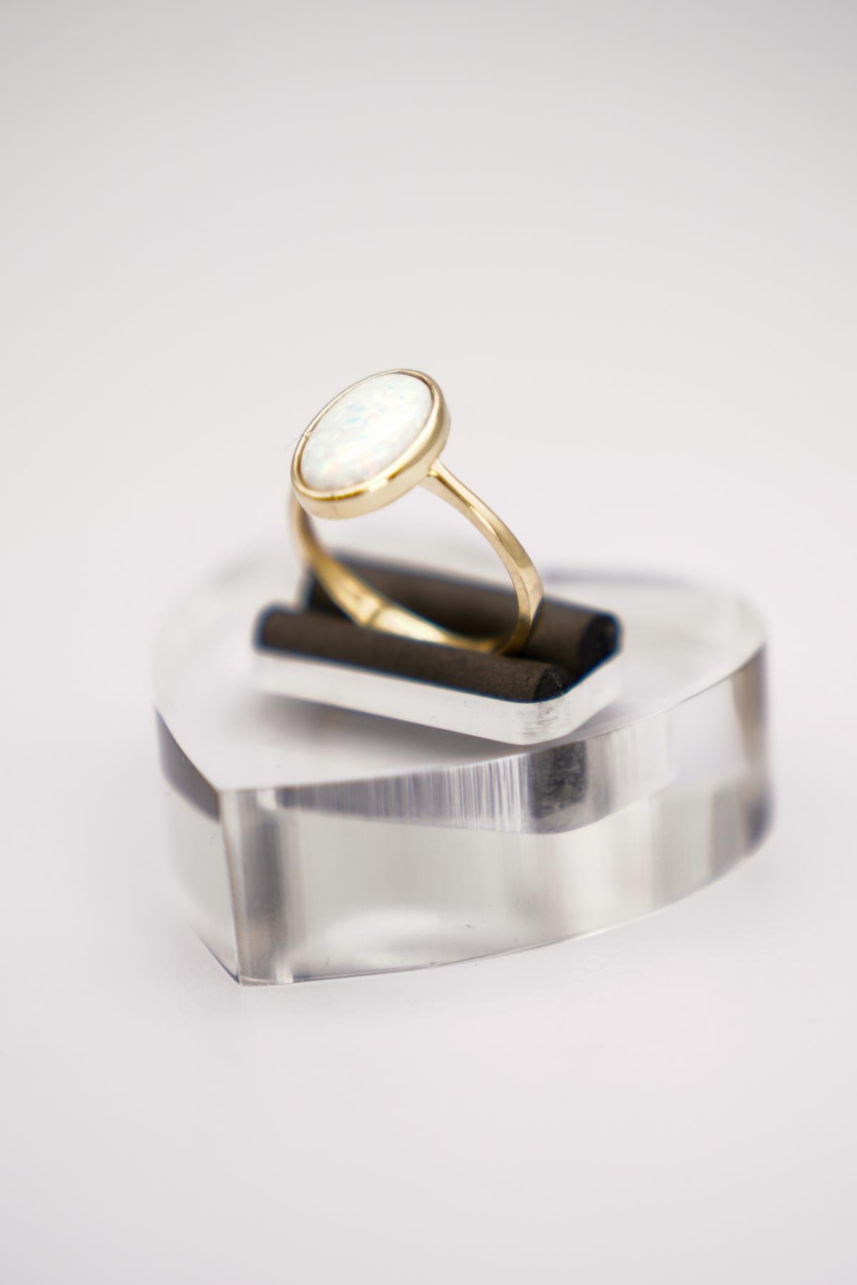 14 Ayar Altın Oval Opal Taşlı Yüzük – Sade Tasarım Sevenler İçin Zarif Dokunuş