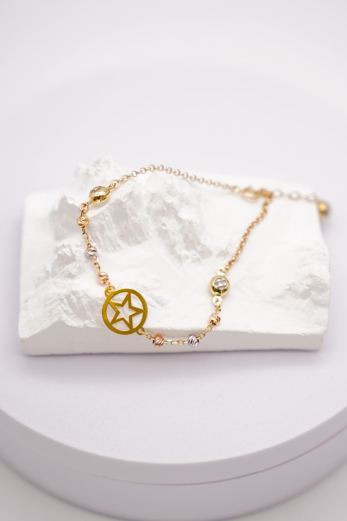 14 Ayar Altın Yıldız Figürlü Dorika Kadın Bileklik | Şık ve Anlamlı Tasarım Takı