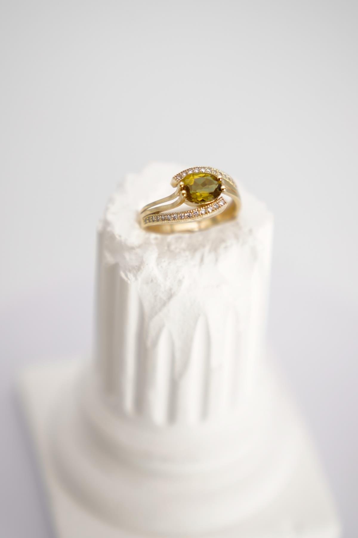 14 Ayar Altın Zultanite Taşlı Yüzük – Renk Değiştiren Özgün ve Zarif Tasarım