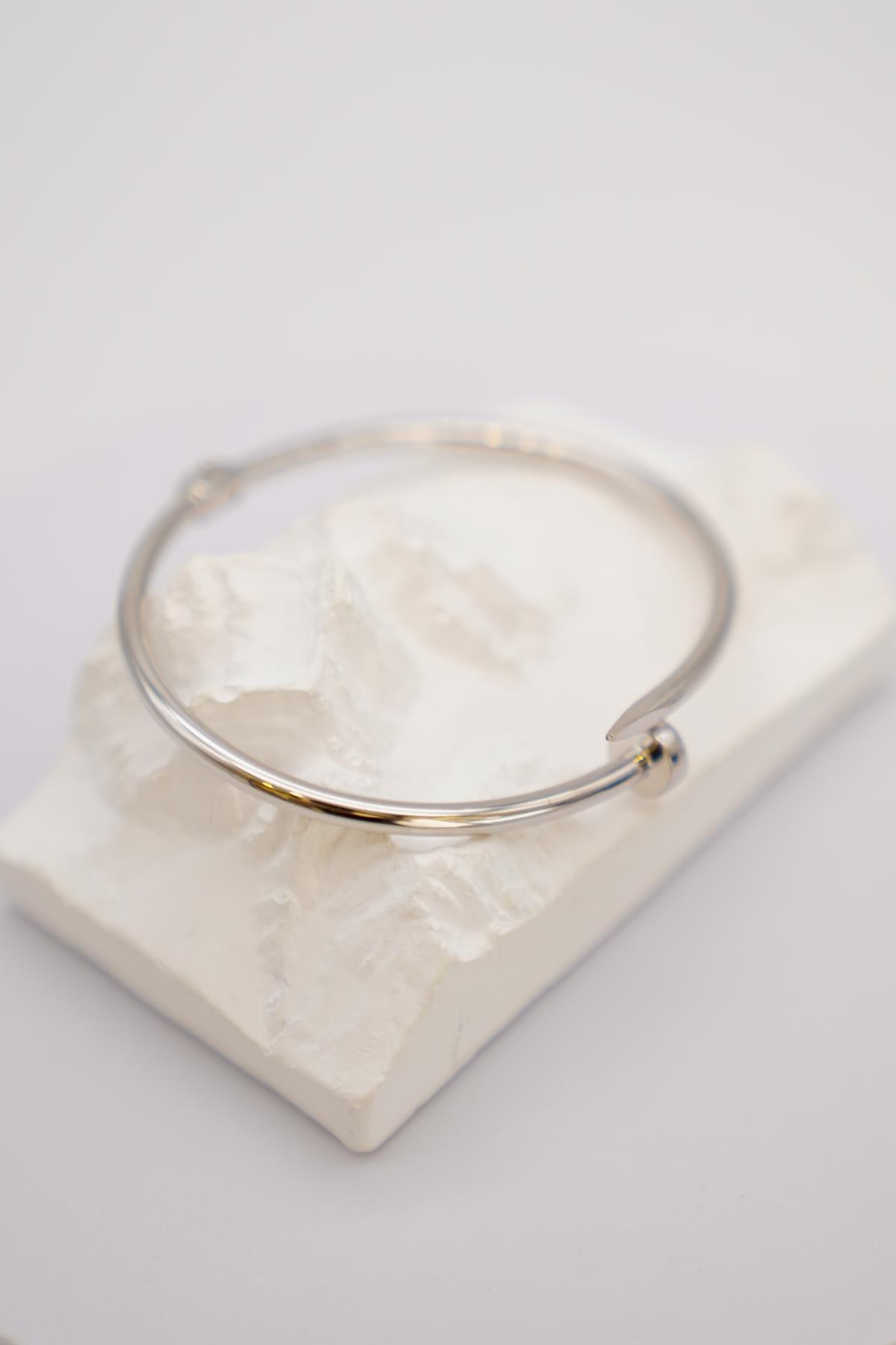 14 Ayar Beyaz Altın Kadın Bilezik – Çivi Formlu Minimal ve Modern Tasarım, Hafif Şıklık