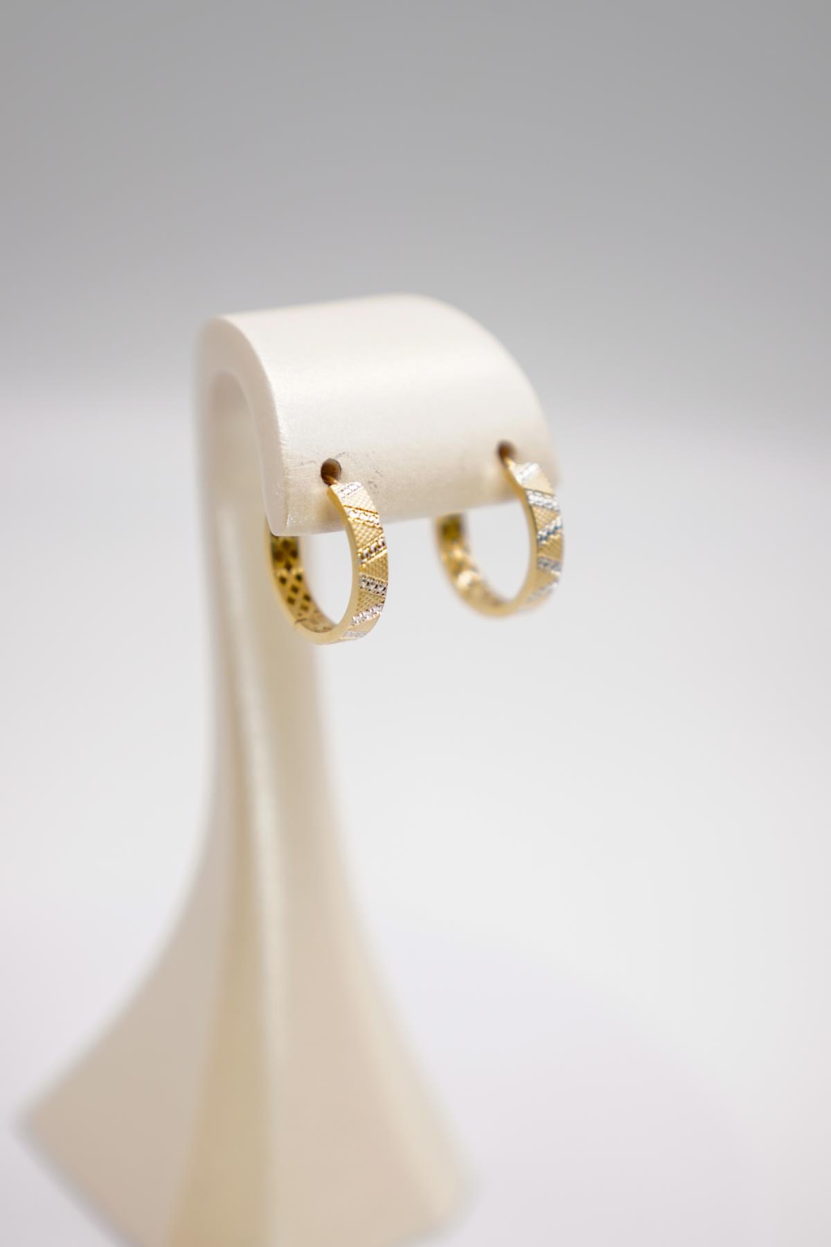 14 Ayar Kalemli Altın Halka Küpe – Işıltılı Dokulu Yüzeyli, Zarif ve Şık Kadın Takı Modeli