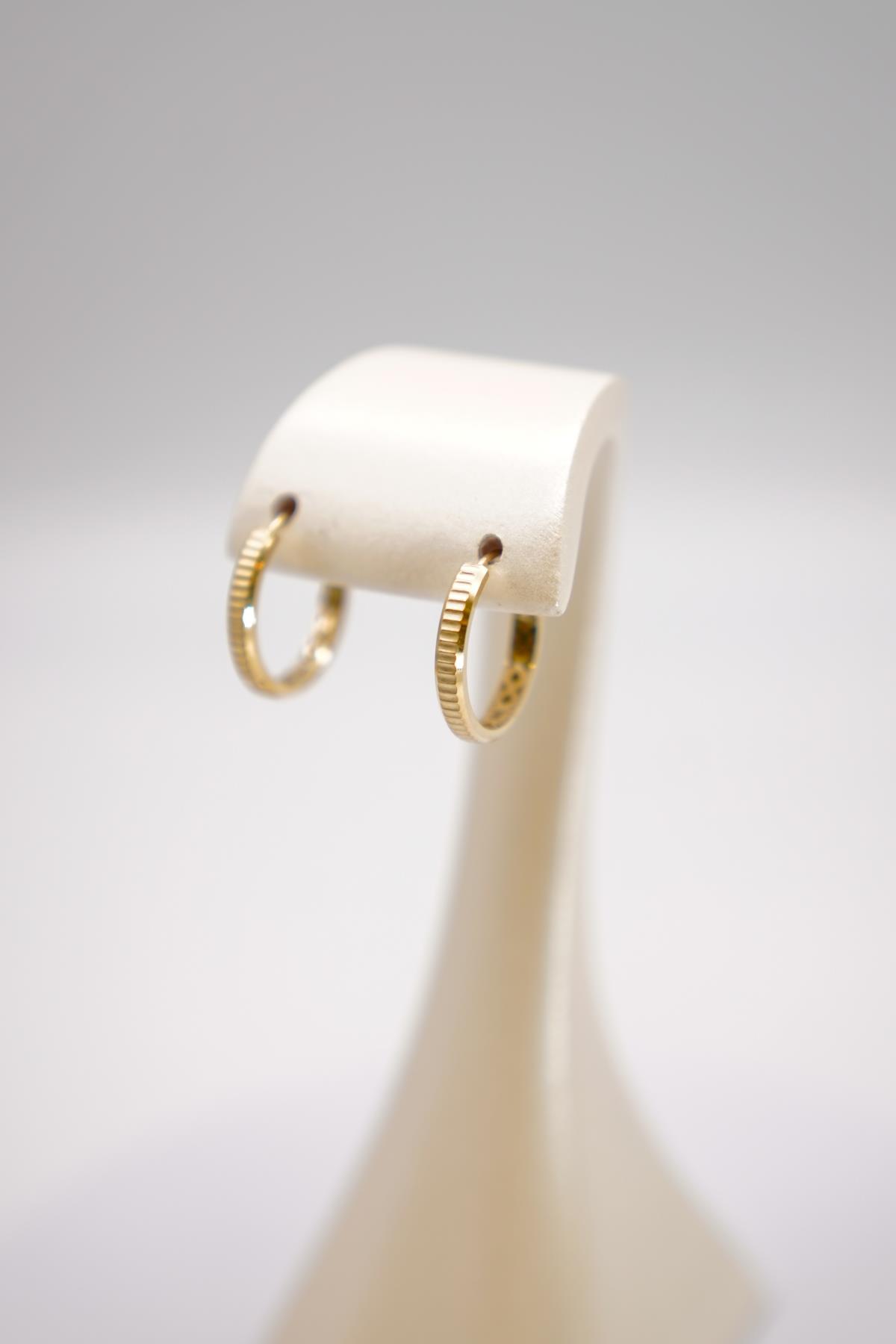 14 Ayar Kalemli Altın Halka Küpe – Işıltılı Yüzeyiyle Günlük Kullanıma Uygun Kadın Takı Modeli