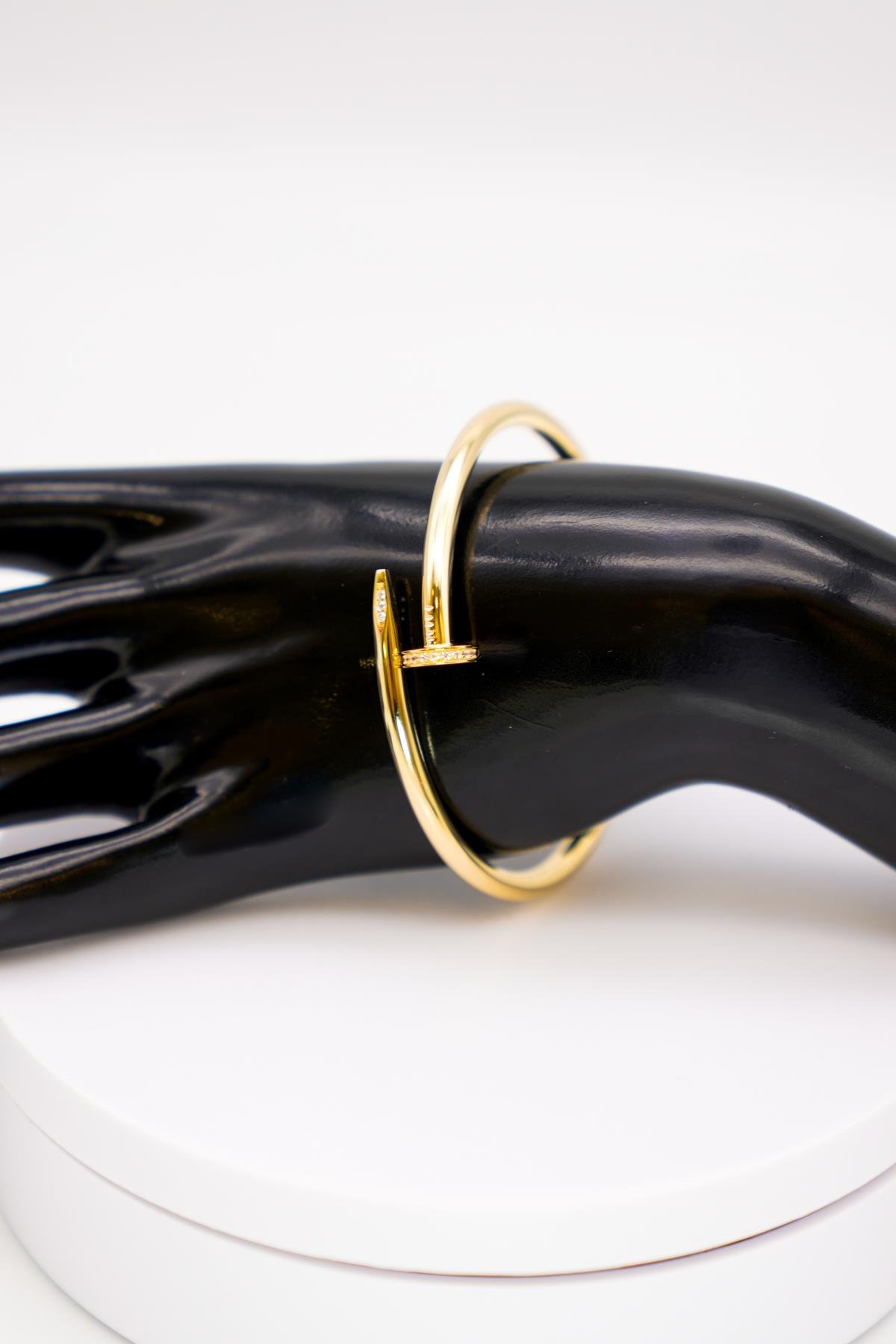 14 Ayar Sarı Altın Kadın Bilezik – Açık Formlu Çivili Modern Tasarım, Lüks Görünüm