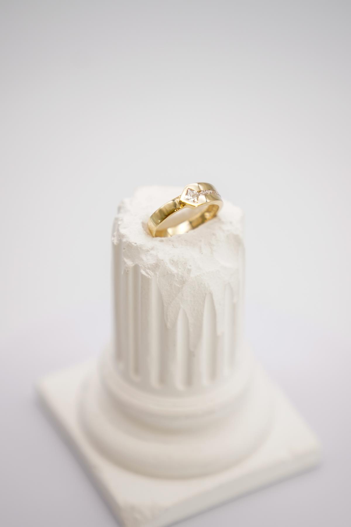 14 Ayar Zirkon Taşlı Altın Yüzük – Modern Üçgen Kesim Detaylı Işıltılı Tasarım