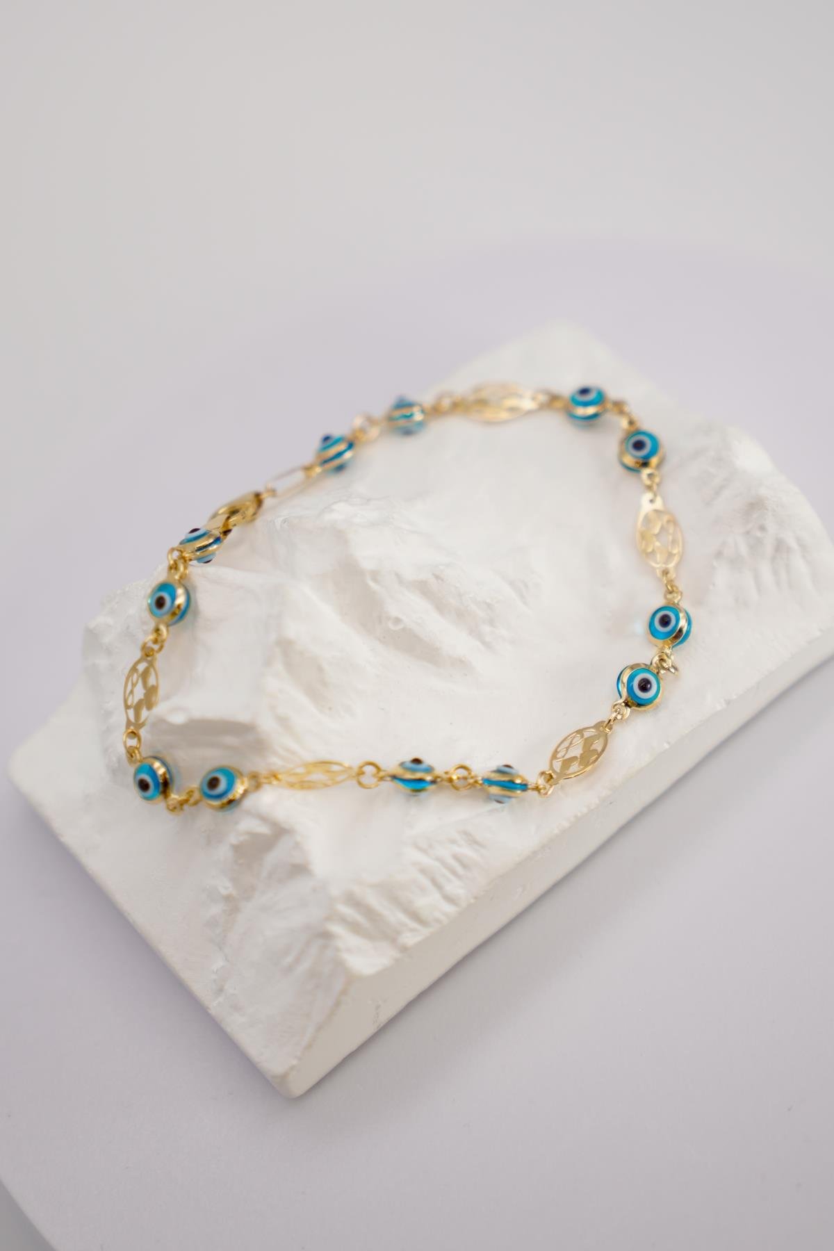 Altın Renkli Örgü Detaylı 14 Ayar Nazar Boncuklu Şık ve Koruyucu Bileklik Modeli