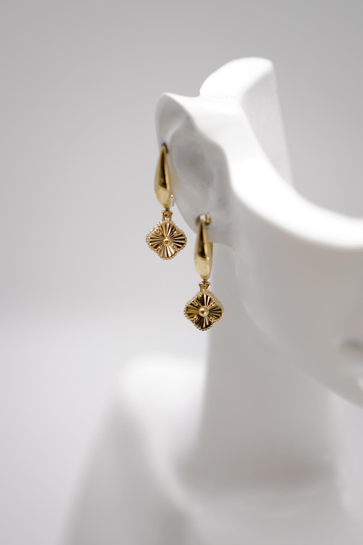 Çift Taraflı Yonca Detaylı 14 Ayar Altın Sallantılı Küpe | Zarif Tasarım