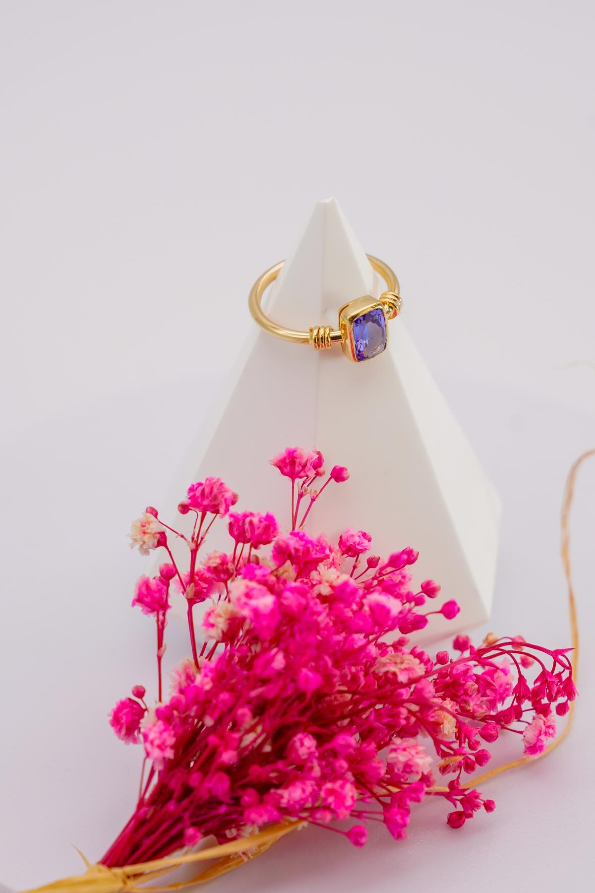 Dikdörtgen Tanzanit Taşlı Altın Yüzük – 14 Ayar Zarif ve Modern Tasarımlı Altın Aksesuar