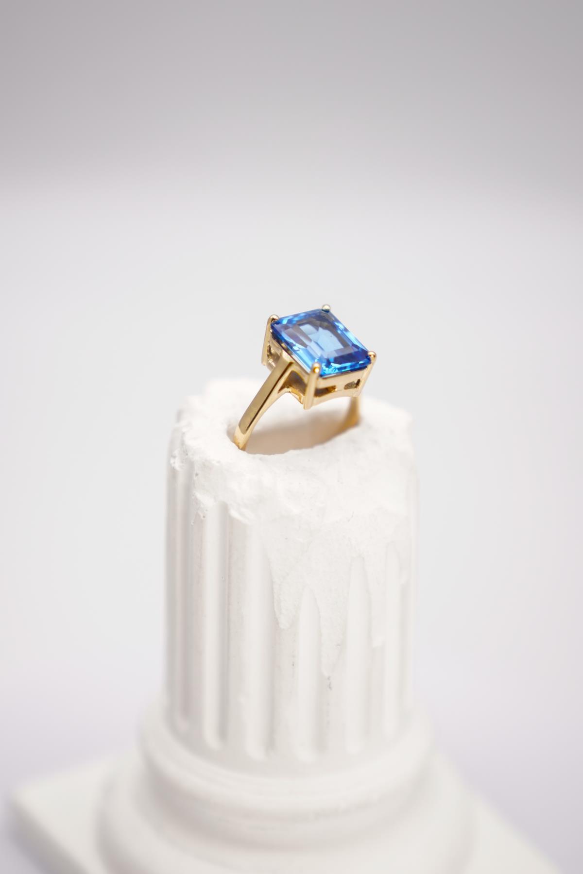 London Mavi Topaz Taşlı 14 Ayar Altın Yüzük – Klasik Zarafet ve Canlı Renk Detaylı Tasarım
