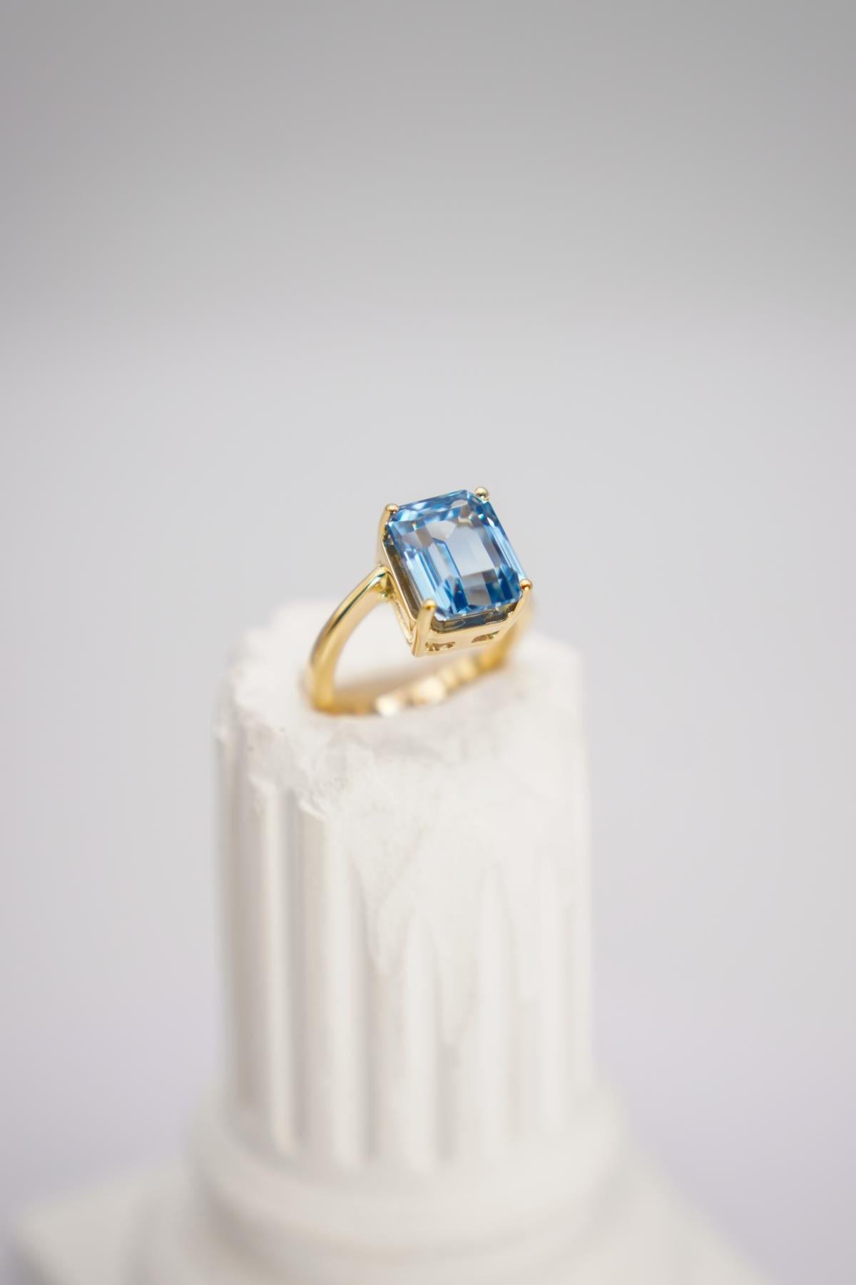 London Topaz Taşlı 14 Ayar Altın Yüzük – Zarif Kesim ve Sofistike Mavi Taş Detayları