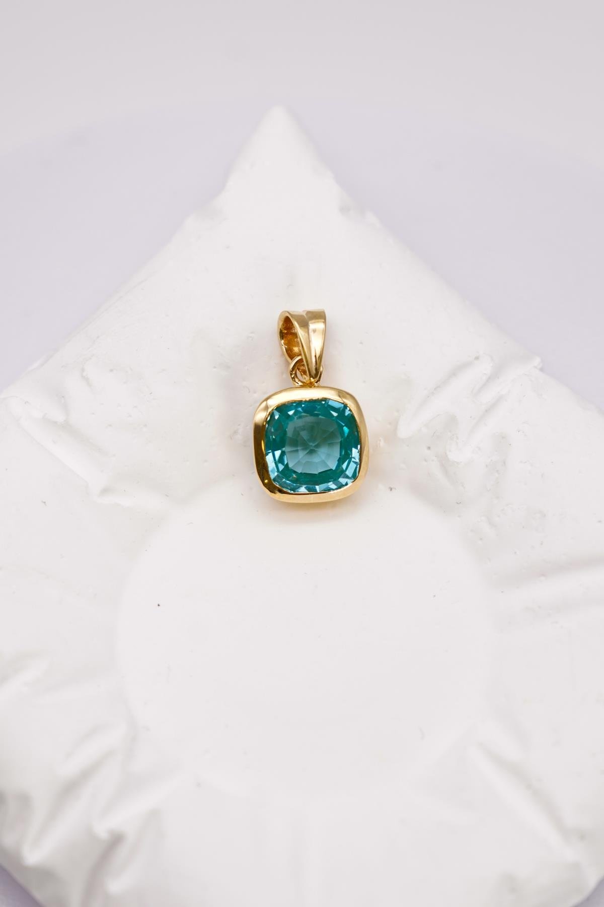 Mavi Topaz Taşlı 14 Ayar Altın Kolye Ucu – Modern Detaylarıyla Işıltılı ve Göz Alıcı