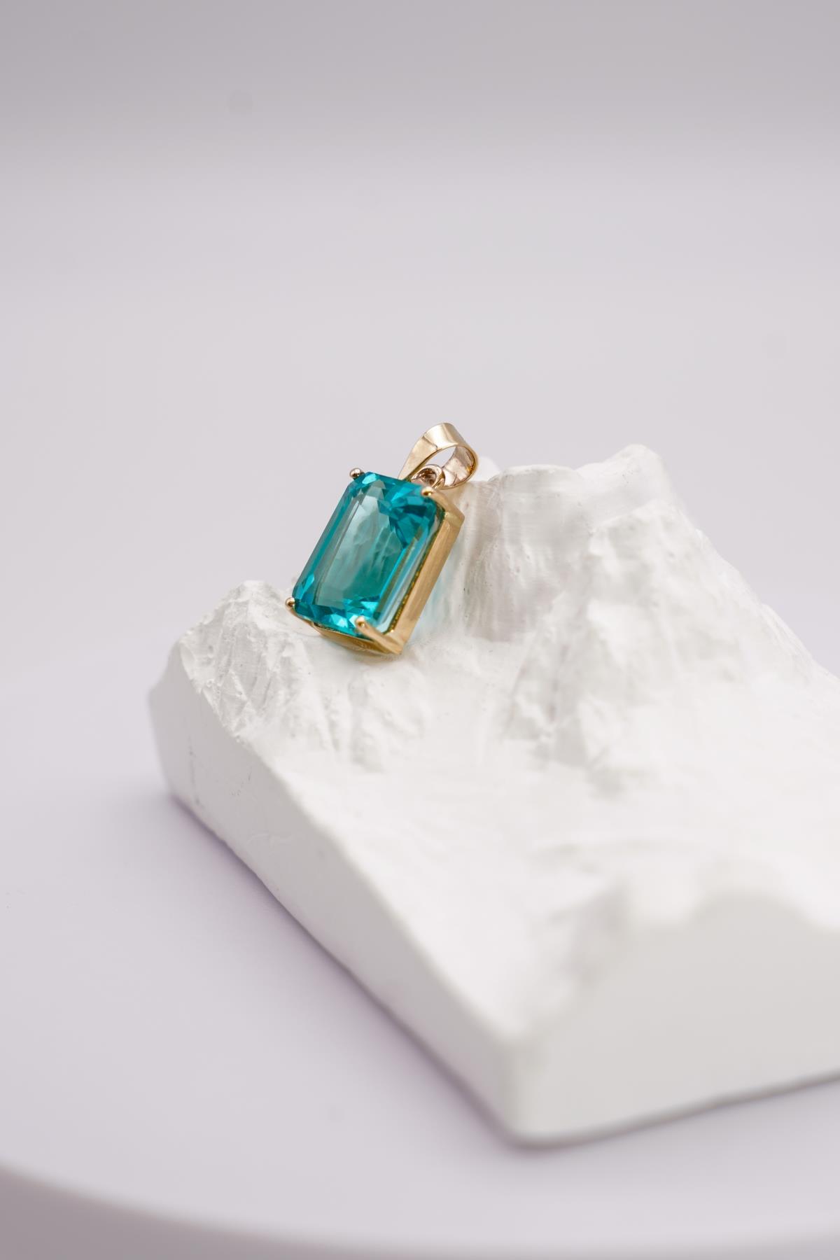 Mavi Topaz Taşlı 14 Ayar Altın Kolye Ucu – Zarif Kesimi ve Canlı Tonlarıyla Şıklığın Anahtarı