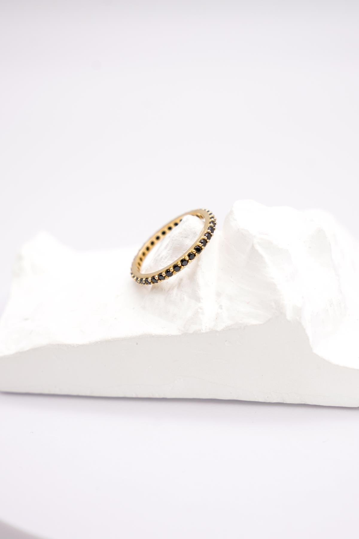 Oniks Taşlı Tamtur 14 Ayar Altın Yüzük – Zamansız ve Şık Detaylarıyla Modern Kadın Aksesuarı