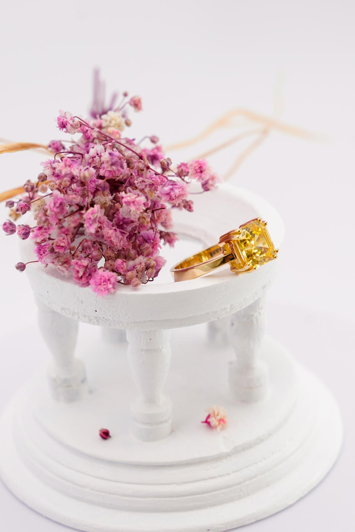 Prenses Kesim Sitrin Taşlı 14 Ayar Altın Yüzük – Işıltılı ve Göz Alıcı Zarafet Detayı