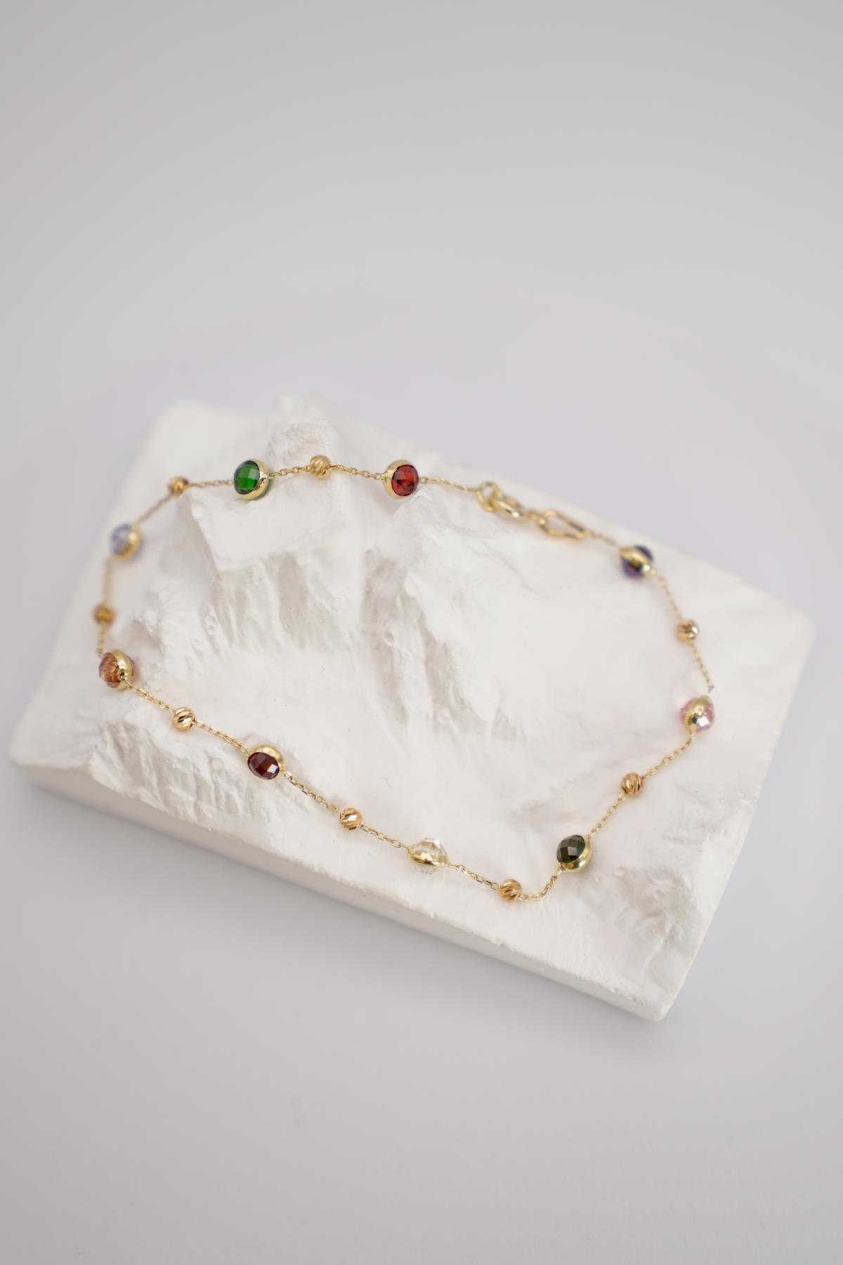 Renkli Taş Detaylı Zincir Görünümlü 14 Ayar Altın Minimal Bileklik