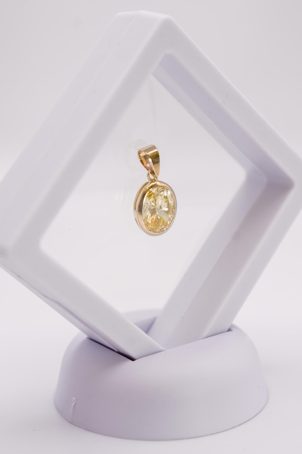 Sitrin Taşlı 14 Ayar Altın Kolye Ucu – Zarif Çerçevesiyle Işıltılı ve Sade Şıklığın Simgesi