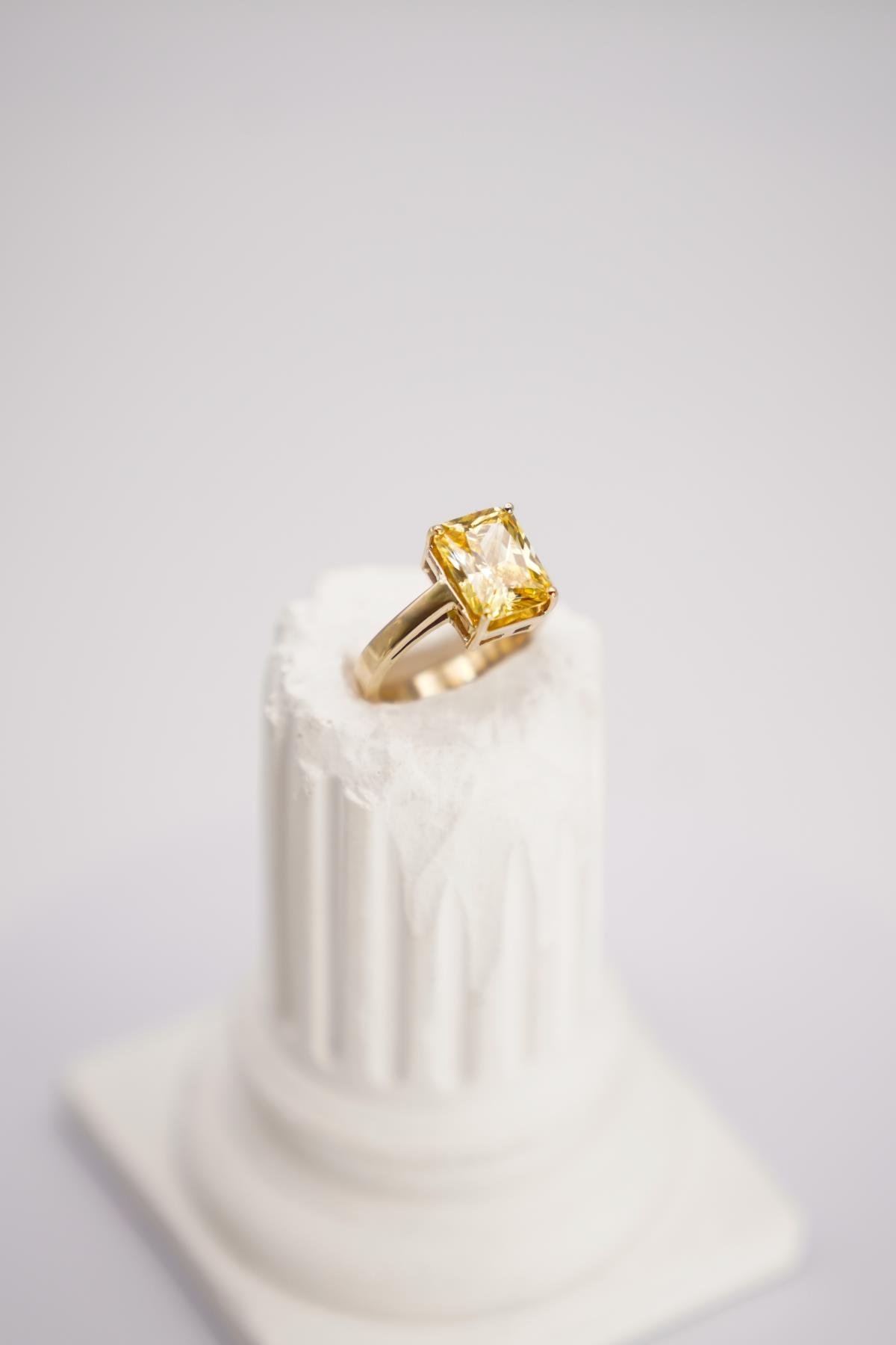 Sitrin Taşlı 14 Ayar Altın Yüzük – Parlak Dikdörtgen Kesim ve Göz Alıcı Altın Dokunuş