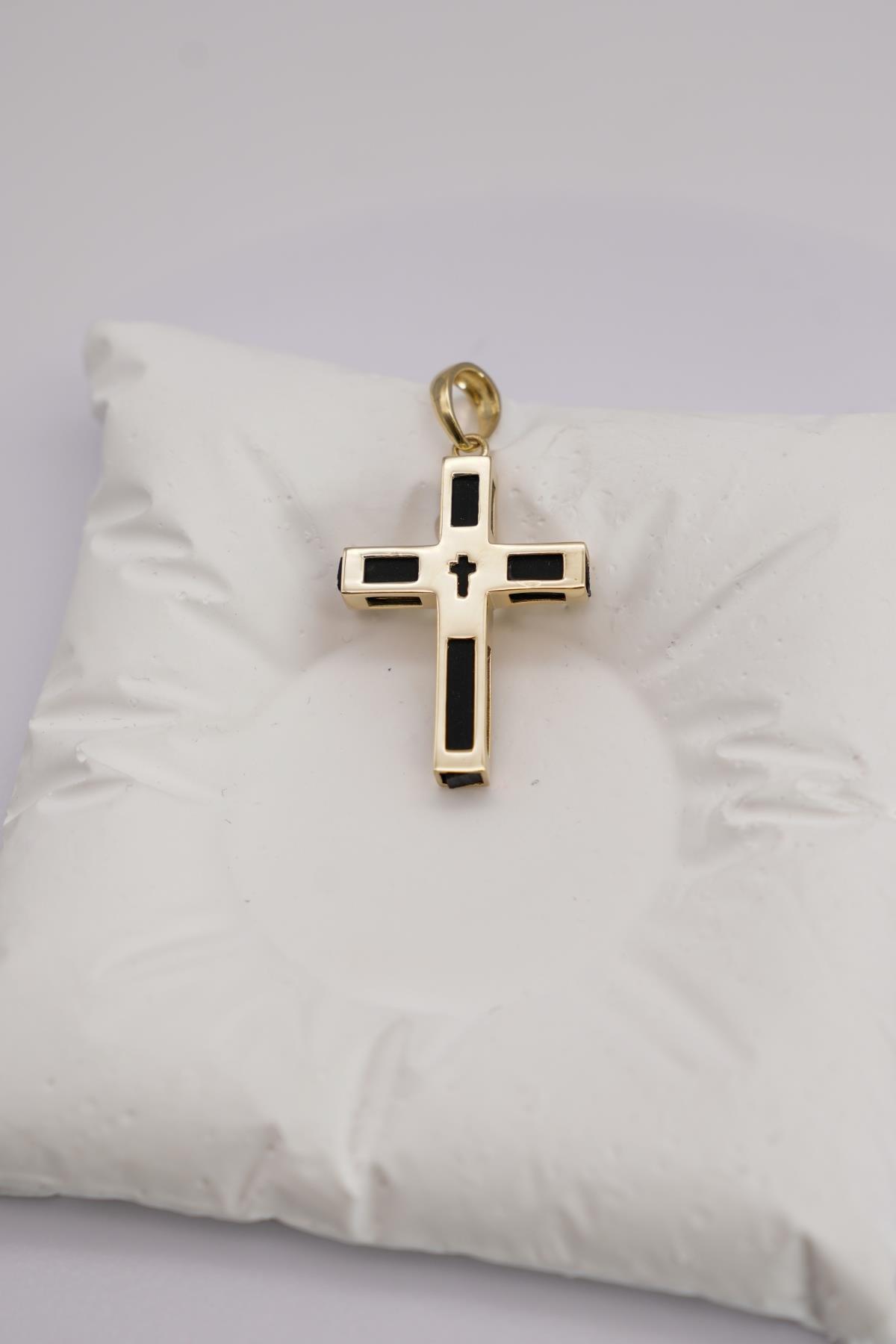 Siyah Detaylı Haç Figürlü 14 Ayar Altın Kolye Ucu – Minimal ve Modern Sembol Tasarımı