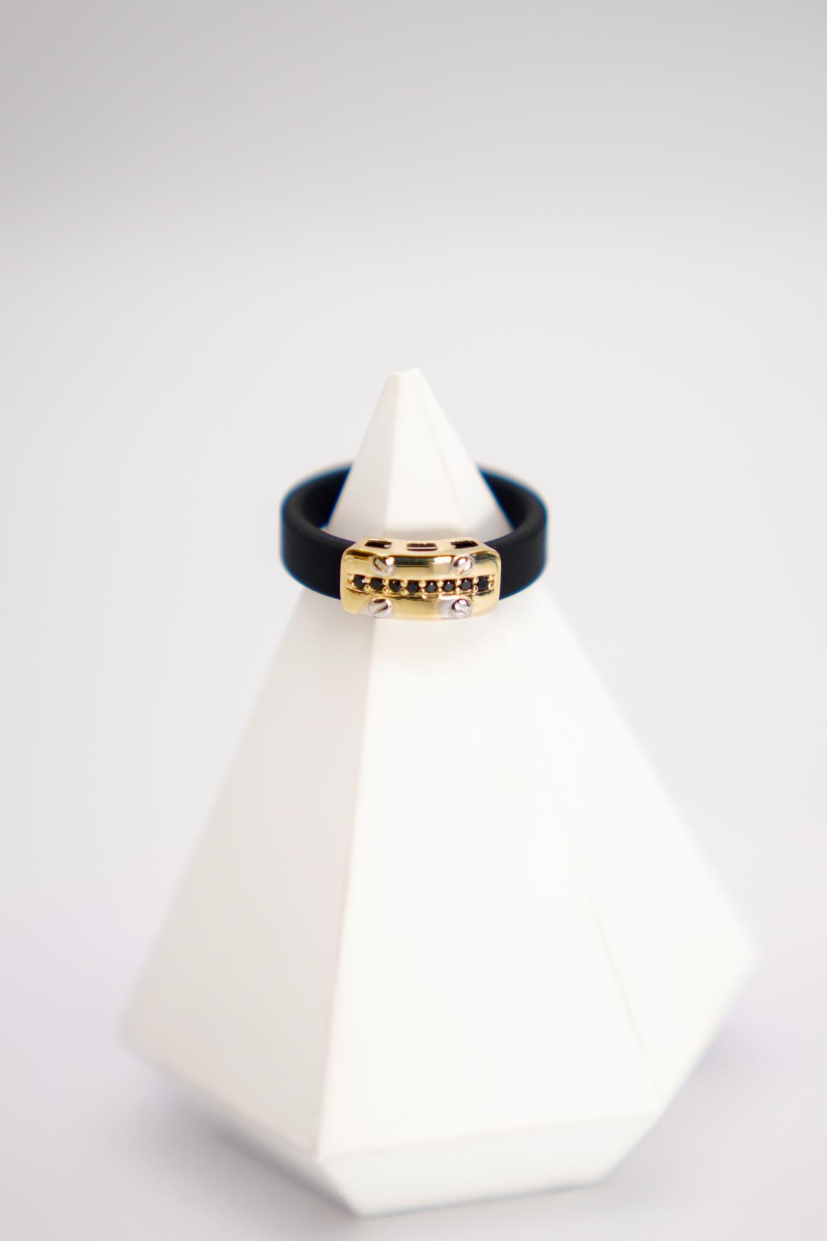 Siyah Kauçuk Bantlı Oniks Taşlı 14 Ayar Altın Yüzük – Modern Erkek Aksesuar Tasarımı