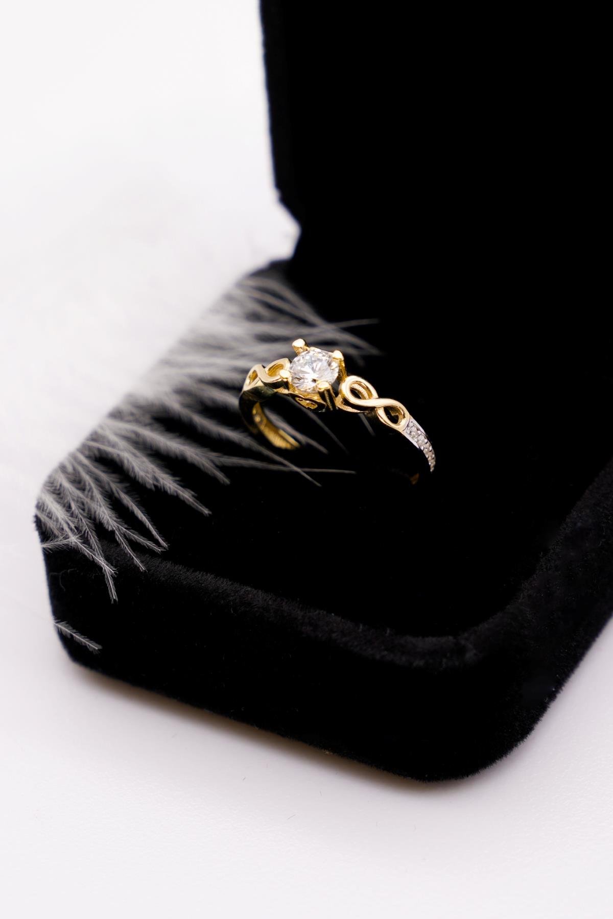 Sonsuzluk Motifli Zirkon Taşlı 14 Ayar Altın Yüzük – Anlamlı ve Işıltılı Tasarım