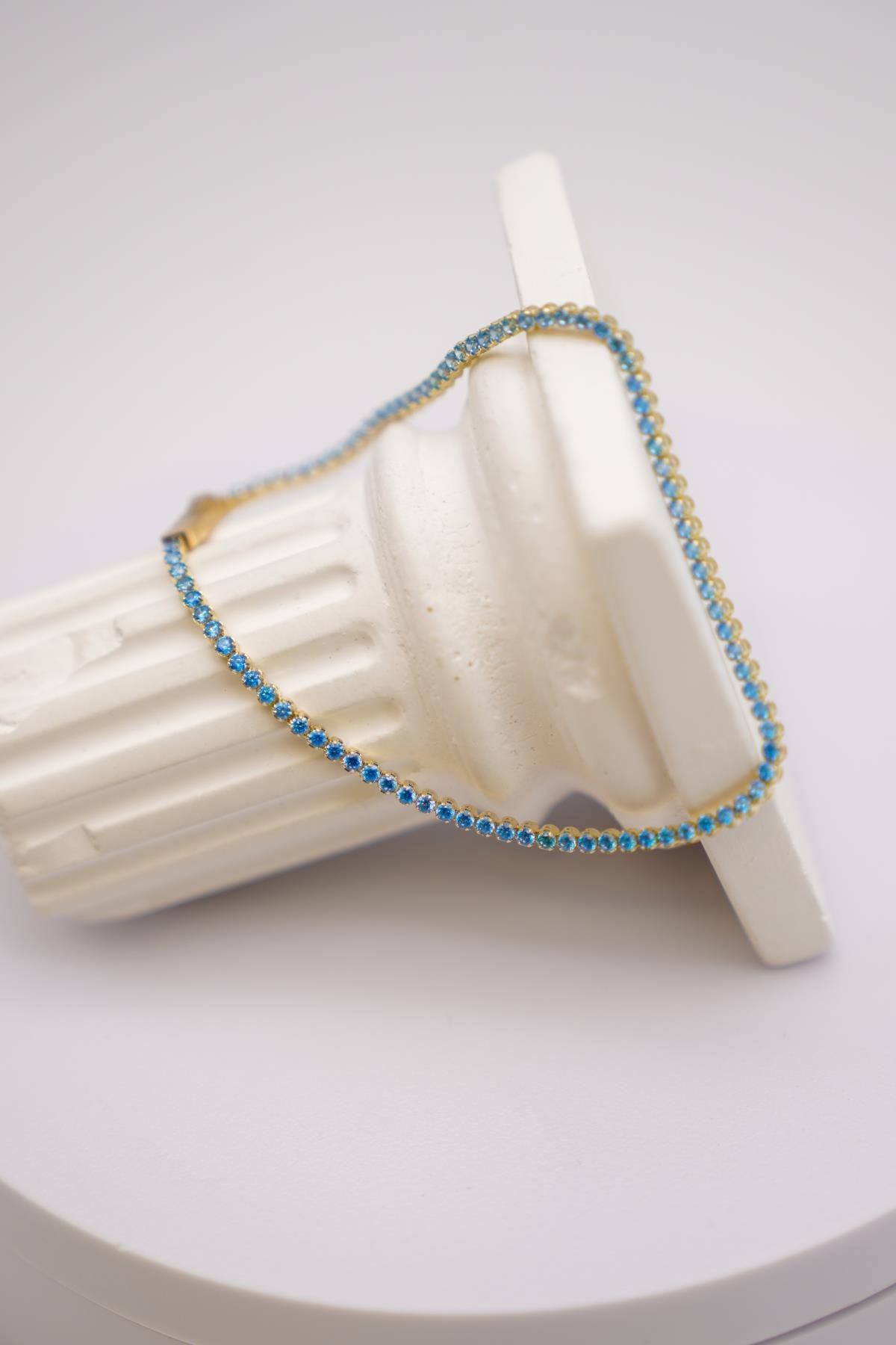 Topaz Taşlı 14 Ayar Altın Suyolu Bileklik – Işıltılı Mavi Detaylı Şık ve Zarif Tasarım