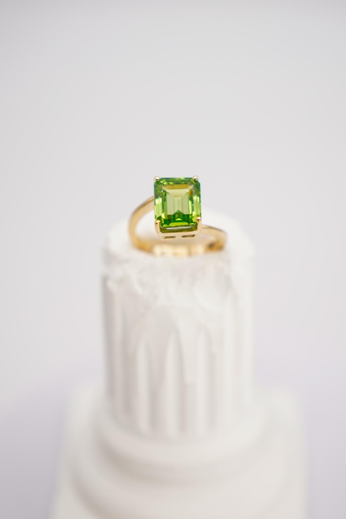 Yeşil Zirkon Taşlı 14 Ayar Altın Yüzük – Zarif Dikdörtgen Kesim ve Canlı Renk Vurgusu