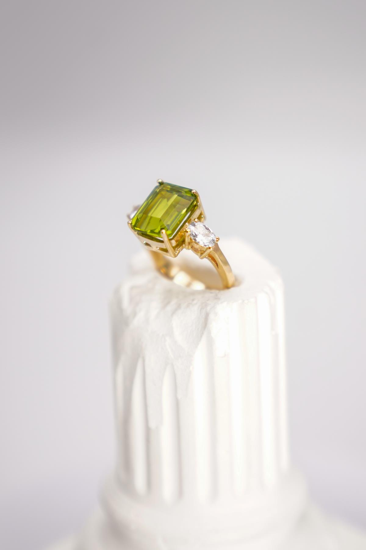 Yeşil Zirkon Taşlı 14 Ayar Altın Yüzük – Canlı Renk Tonlarıyla Şık ve Zarif Tasarım Seçeneği