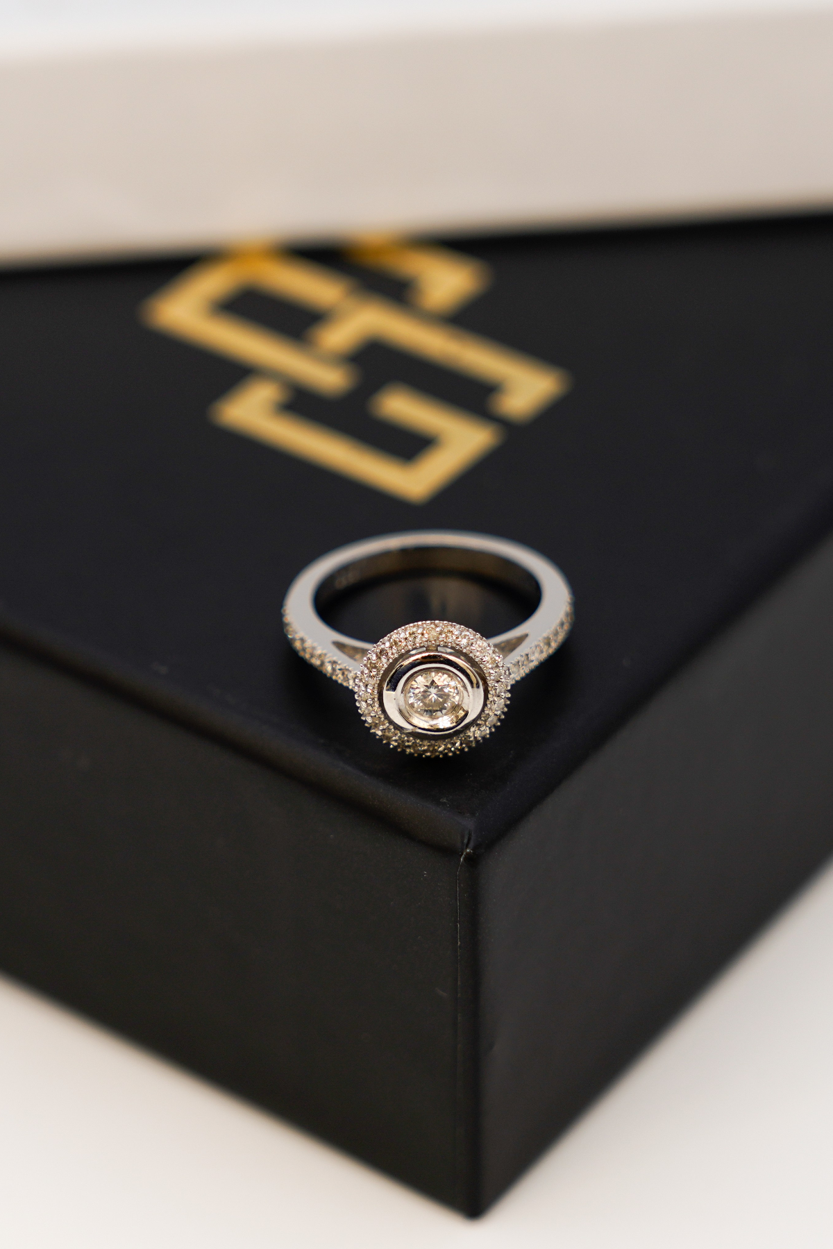 Yuvarlak Desenli Tektaş Pırlanta Yüzük 18 Ayar