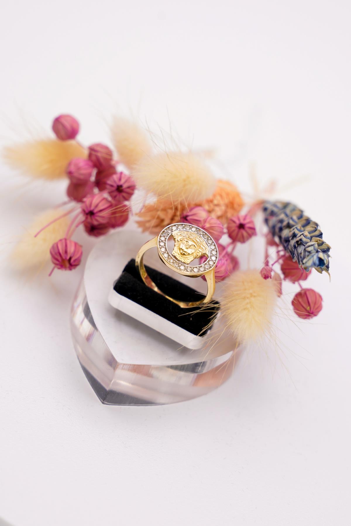 Zirkon Taş Detaylı Medusa Figürlü 14 Ayar Altın Yüzük – Cesur ve Işıltılı Tasarımıyla Şık Seçim