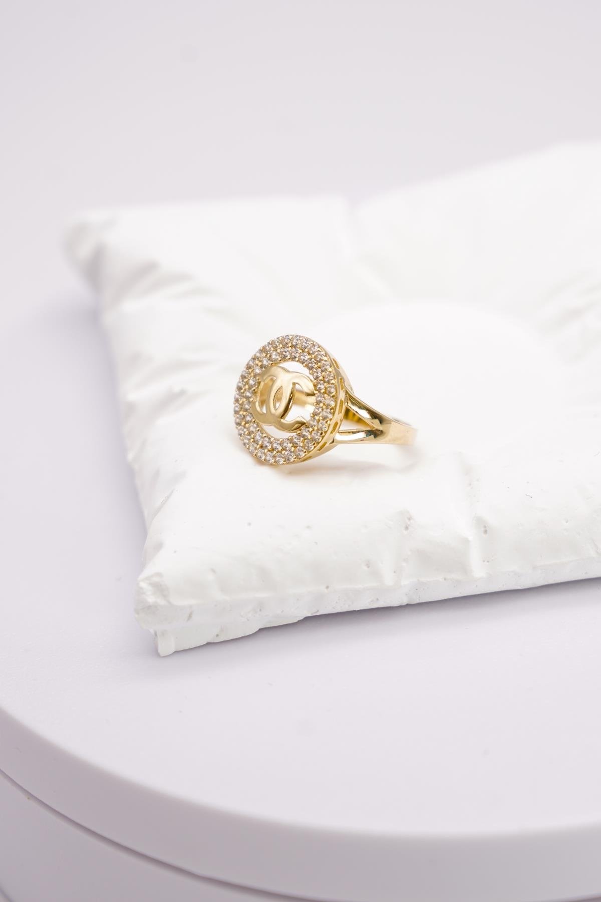 Zirkon Taş Süslemeli 14 Ayar Altın Yüzük – Işıltılı Çerçeve Detayıyla Gösterişli Tasarım