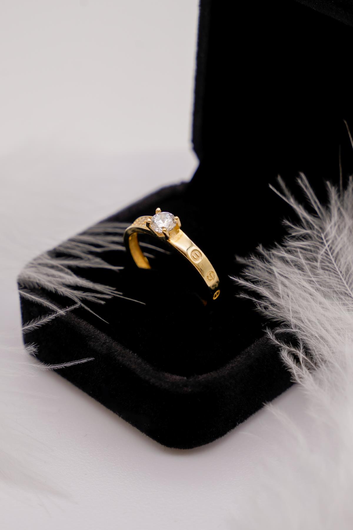 Zirkon Taşlı 14 Ayar Altın Yüzük – Işıltılı Şıklık Sunan Minimal ve Zarif Tasarım