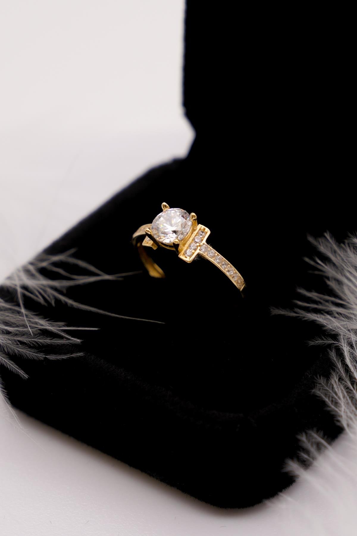 Zirkon Taşlı 14 Ayar Altın Yüzük – Işıltılı ve Klasik Tasarımlı Zarif Takı Seçeneği