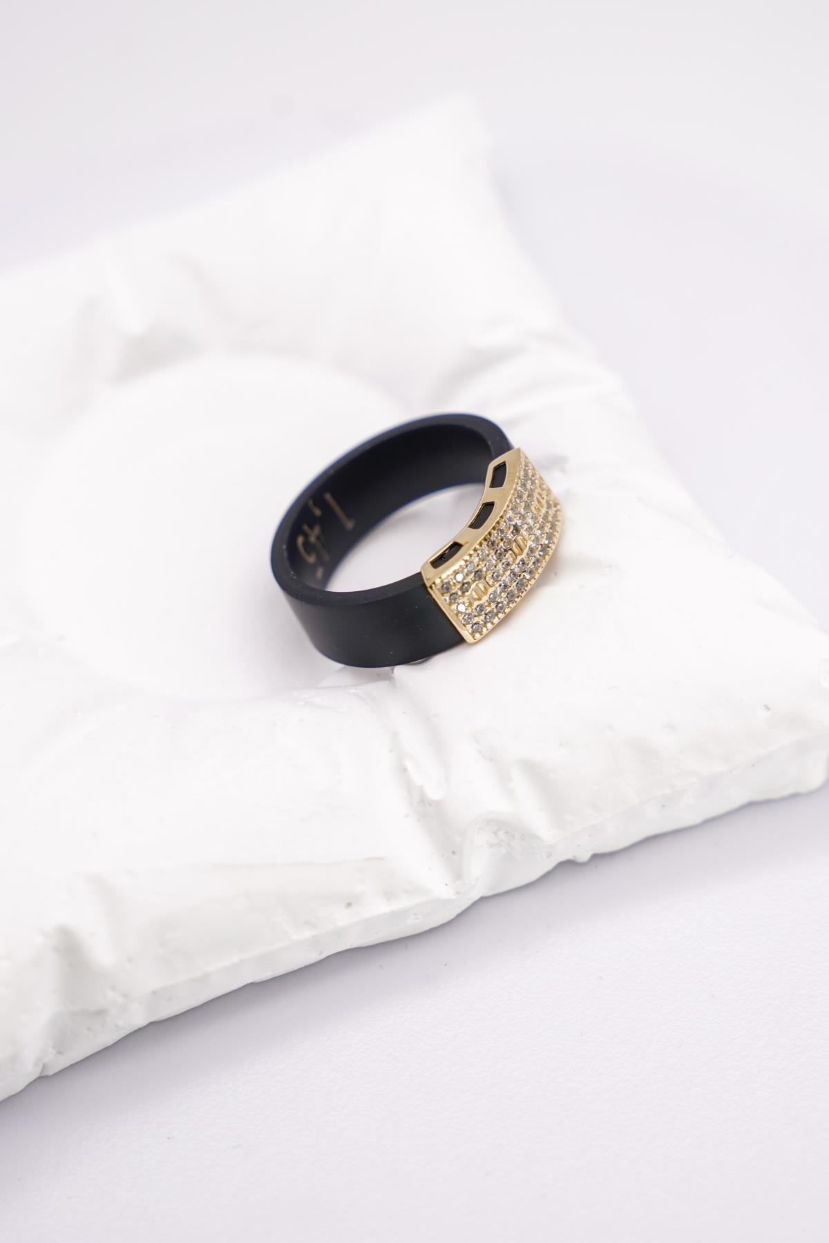 Zirkon Taşlı Siyah Kauçuk Detaylı 14 Ayar Altın Yüzük – Modern ve Spor Şık Tasarım