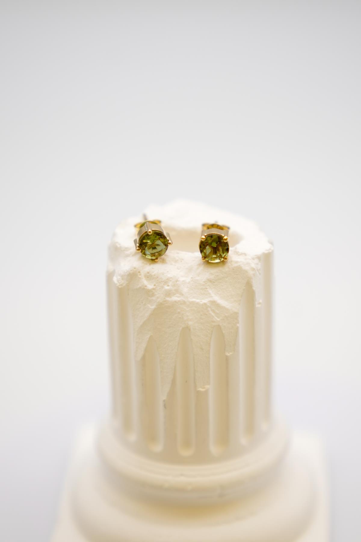 14 Ayar Altın Altıgen Formda Zultanit Taşlı Küpe – Işıltılı Minimalist Tasarım