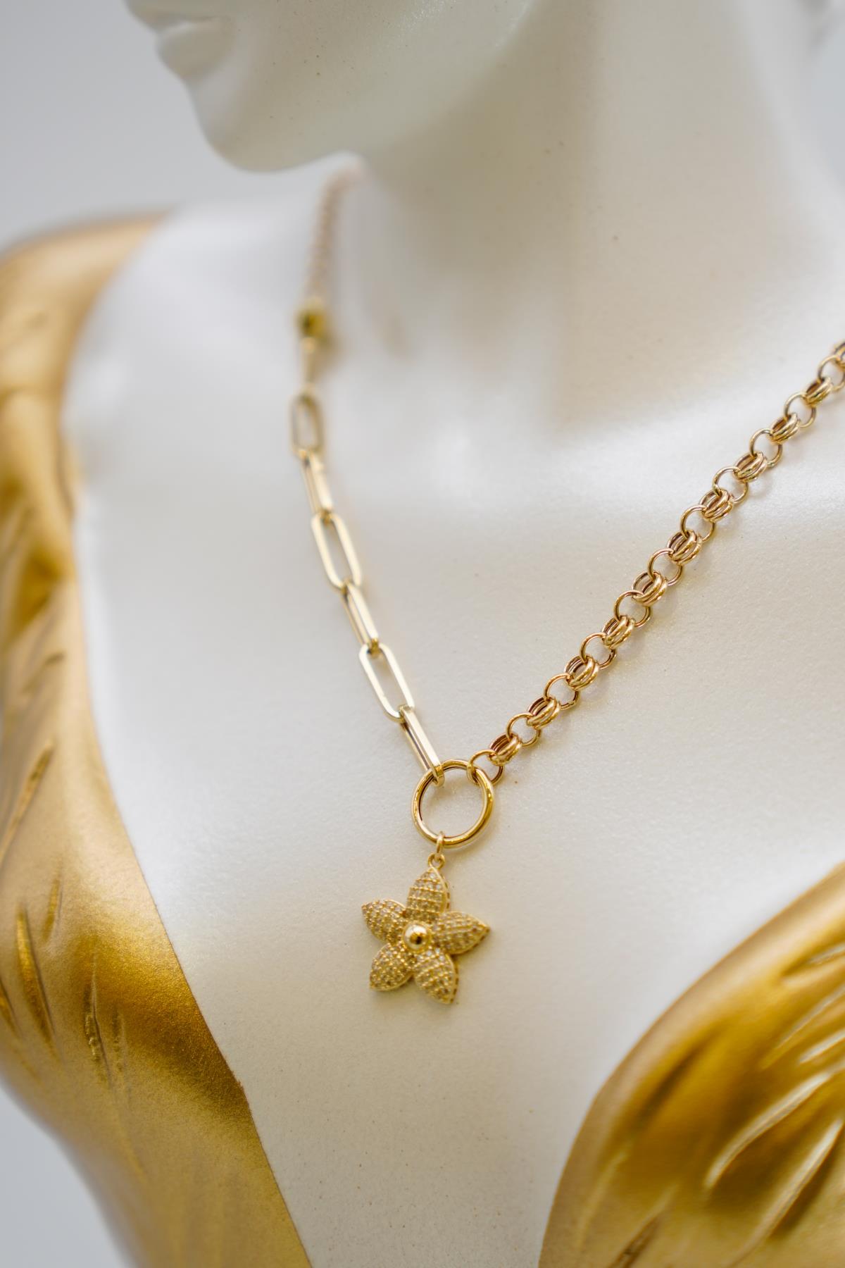 14 Ayar Altın Çiçek Figürlü Zincir Kolye – Zarif Formda Işıltılı ve Modern Bir Seçenek