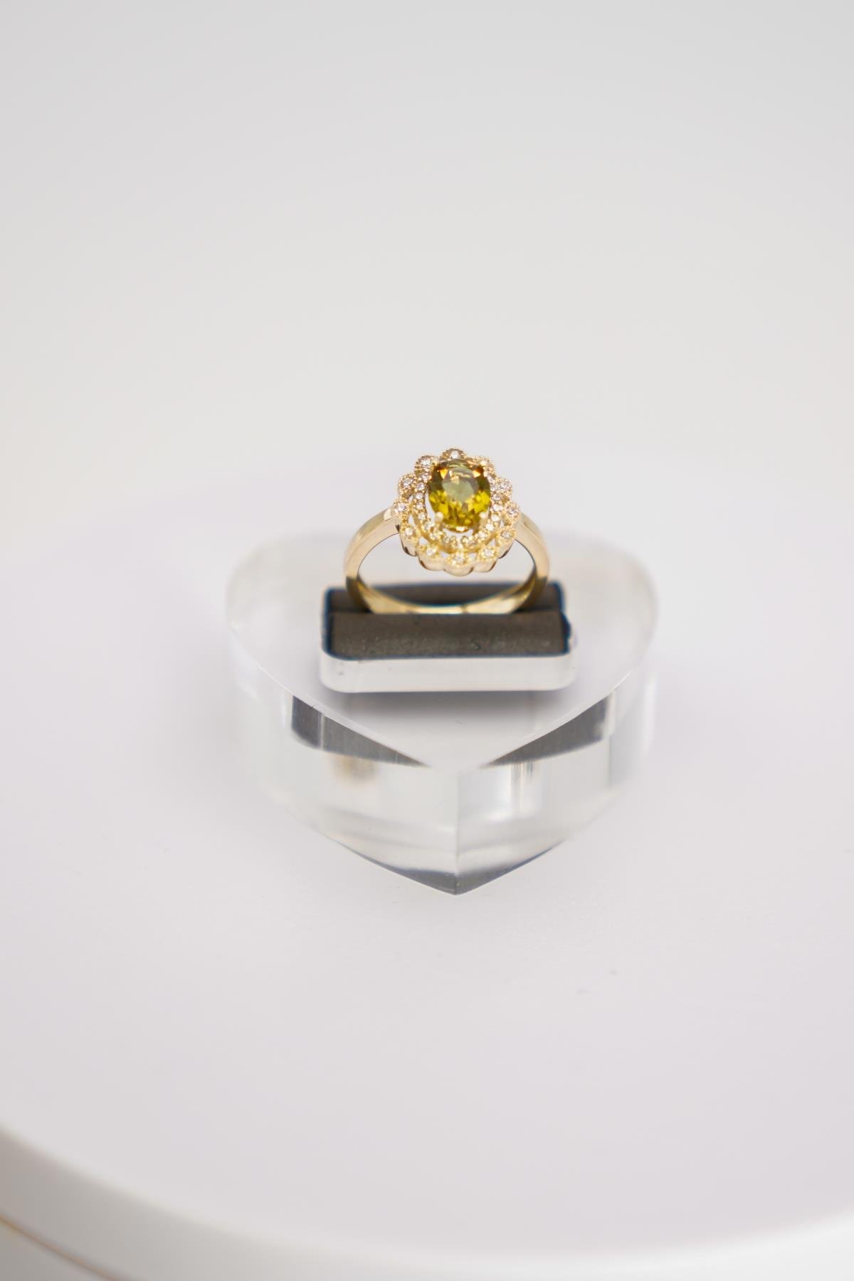 14 Ayar Altın Çift Sıra Taşlı Sultanit Yüzük – Zarif Işık Geçişleri ve Klasik Çiçek Formu