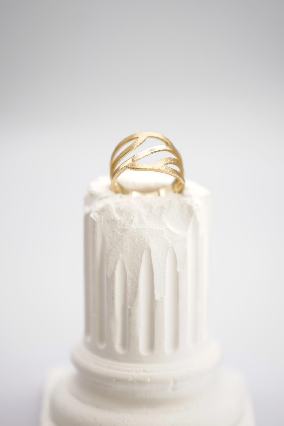 14 Ayar Altın Çizgisel Formlu Geniş Yüzük – Şık ve Gösterişli El İşçiliği Tasarımı