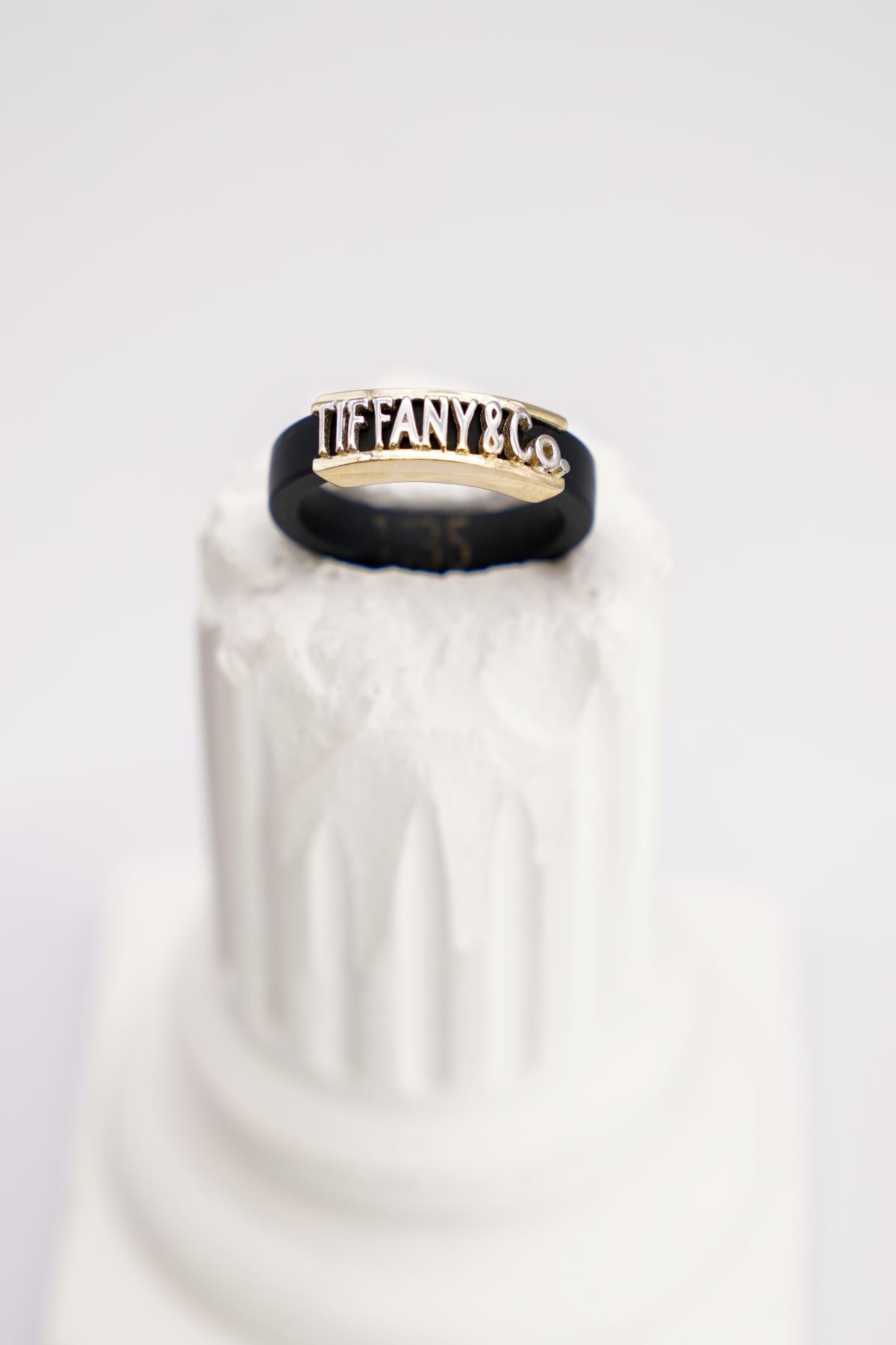 14 Ayar Altın Detaylı Siyah Kauçuk Yüzük – Modern Tasarımlı Hafif ve Rahat Aksesuar