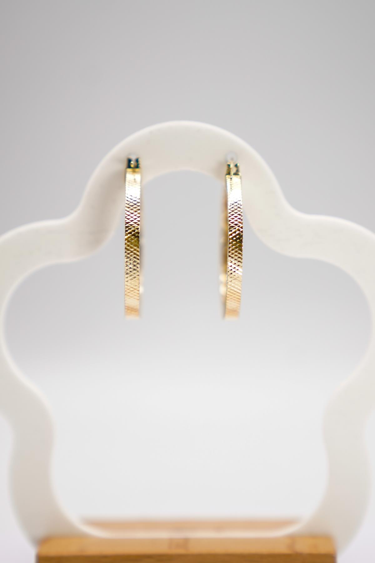 14 Ayar Altın Halka Küpe – Modern Desenli Yüzey ve Şık Işıltı Detaylı Tasarım