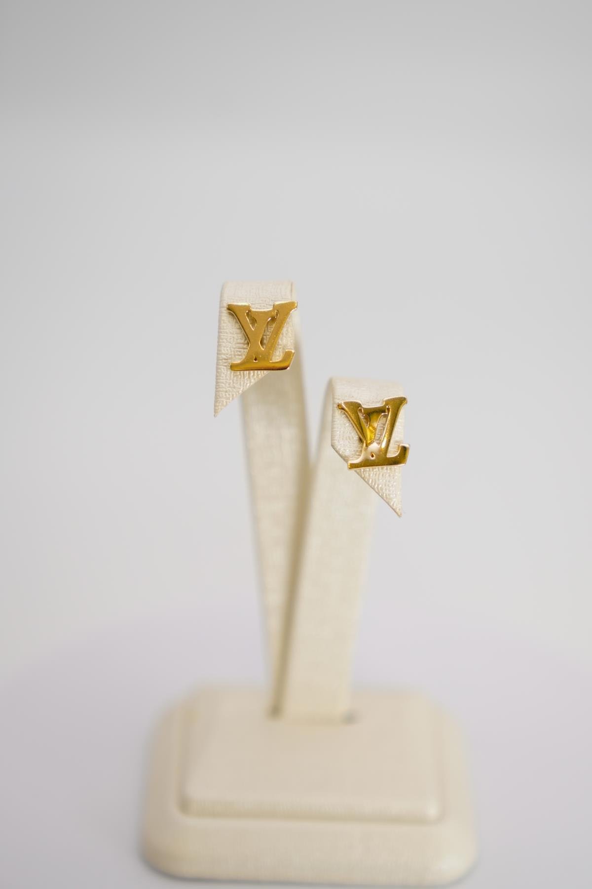 14 Ayar Altın Harf Figürlü Minimal Küpe – Küçük Boy, Şık ve Modern Kadın Modeli