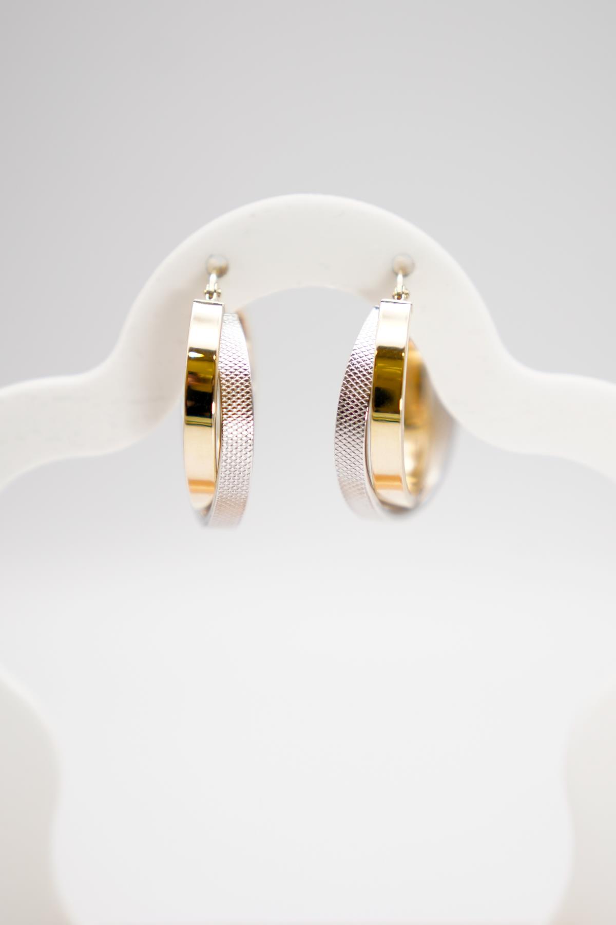 14 Ayar Altın İki Renkli Küpe – Modern Doku, Parlak Yüzey ve Şık Günlük Kullanım