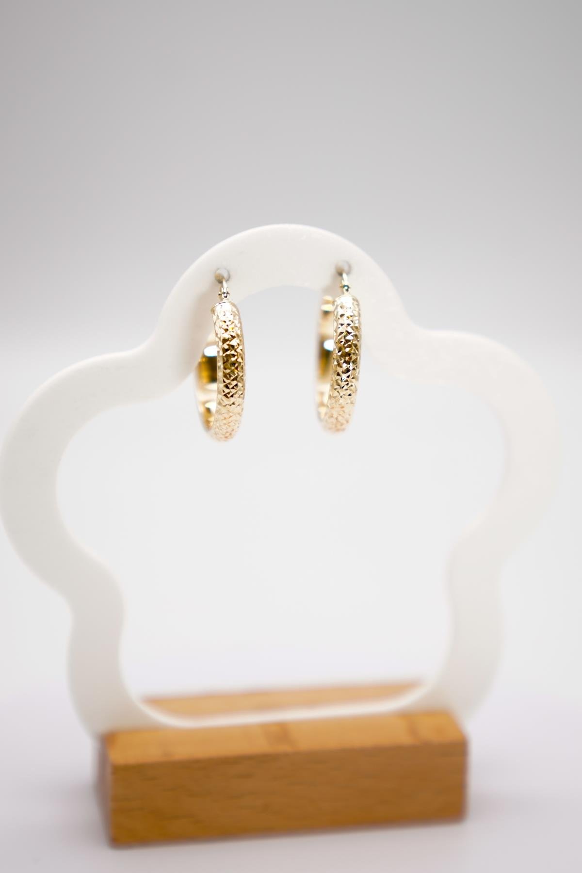 14 Ayar Altın Kalemli Halka Küpe – Klasik Işıltılı Orta Boy Zarif Kadın Küpesi