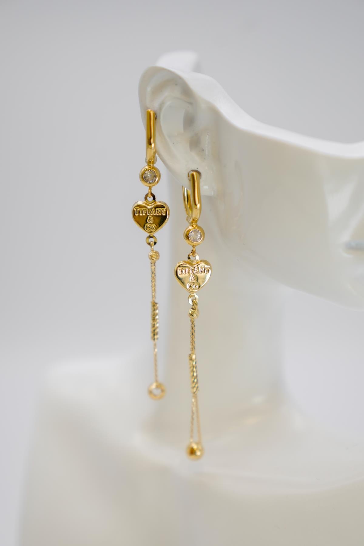 14 Ayar Altın Kalp Figürlü Sallantılı Küpe – Işıltılı Taş Detaylı Uzun ve Zarif Model