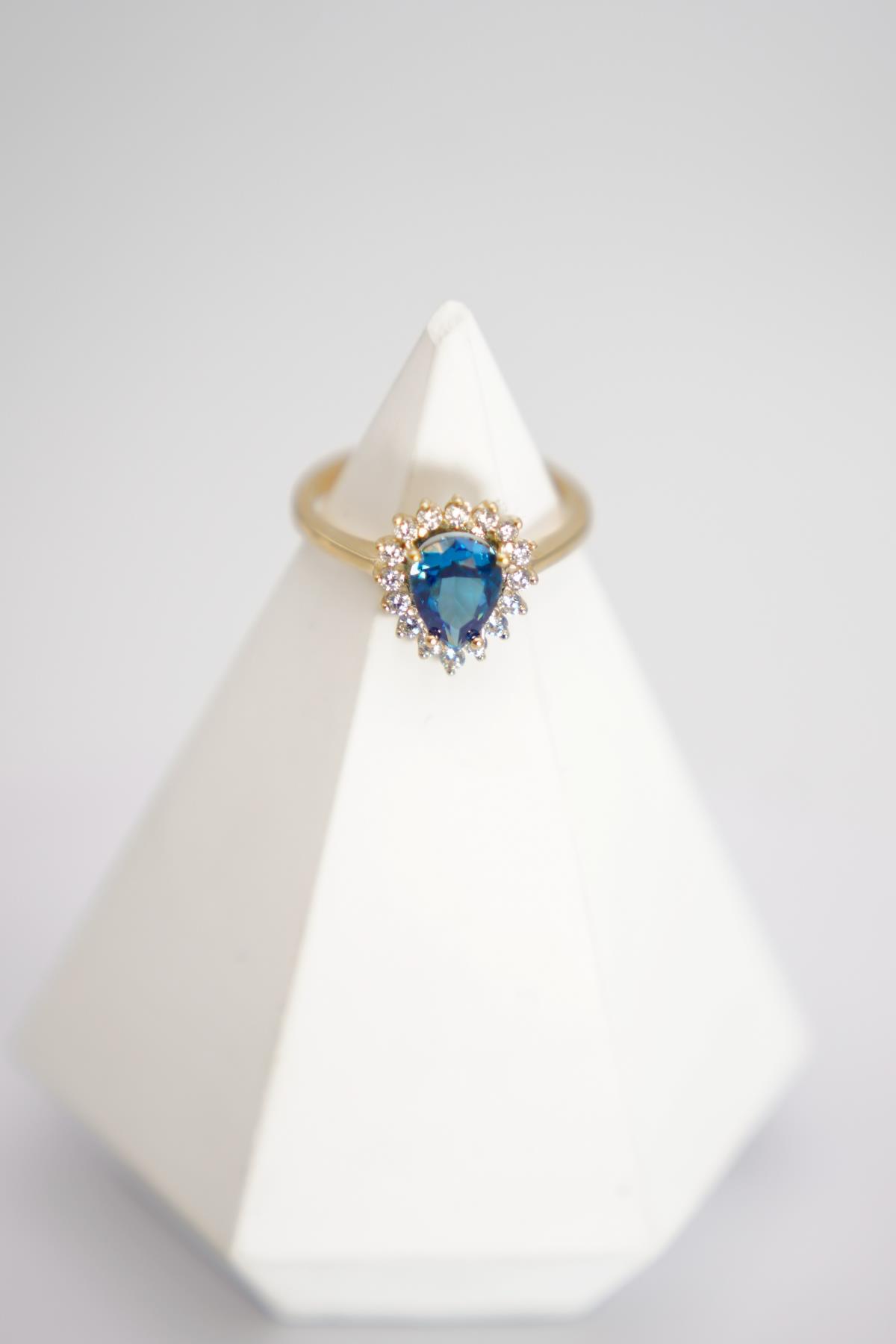 14 Ayar Altın Kalp Kesim London Topaz Yüzük – İnci Detaylı Zarif ve Romantik Tasarım