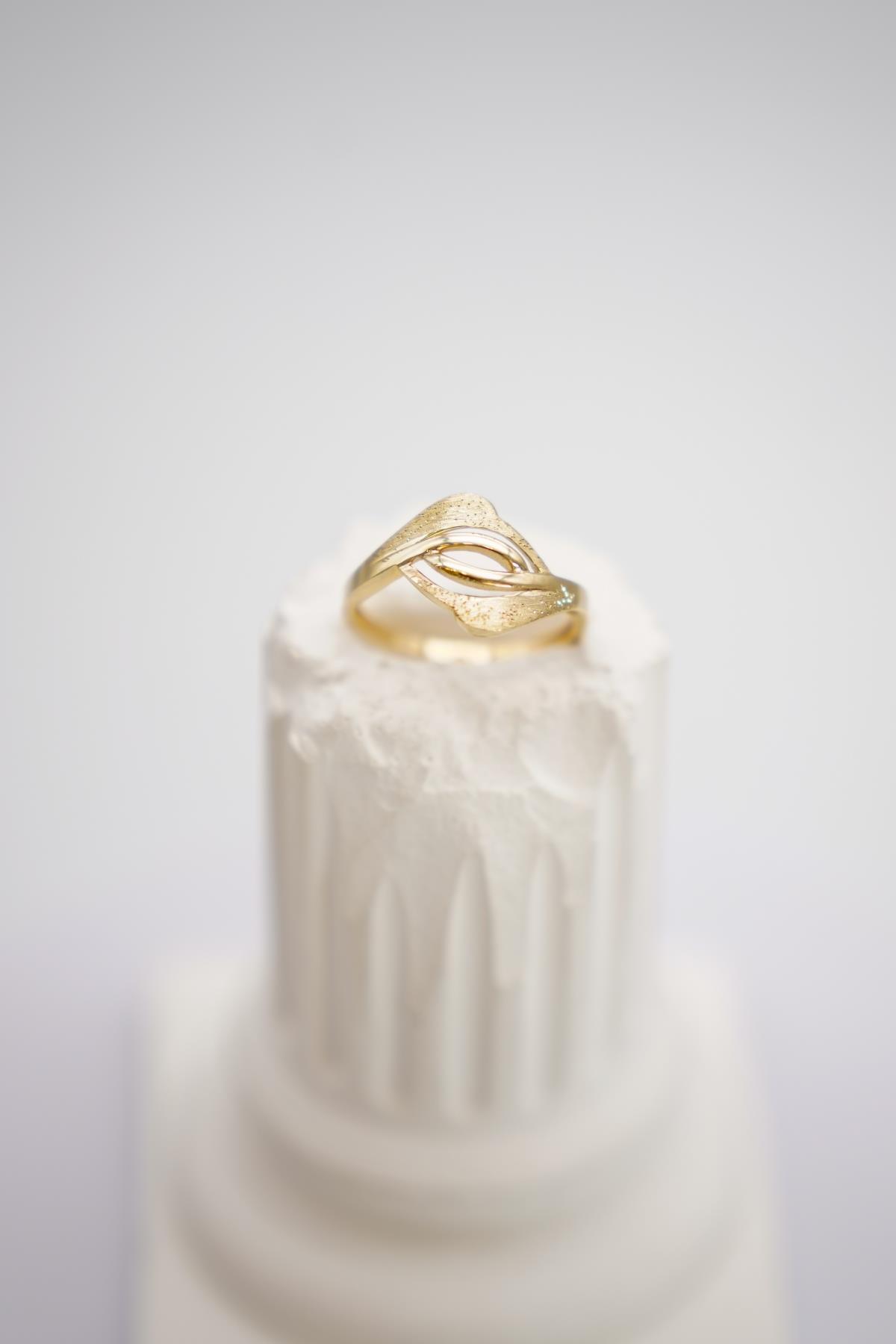 14 Ayar Altın Kıvrımlı Fantazi Yüzük – Modern Dokulu Zarif ve Minimal Tasarım Modeli