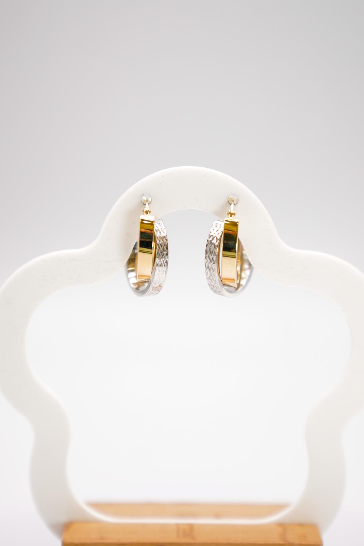 14 Ayar Altın Küpe – Parlak Beyaz ve Sarı Renk Detaylı Oval Formda Şık Tasarım