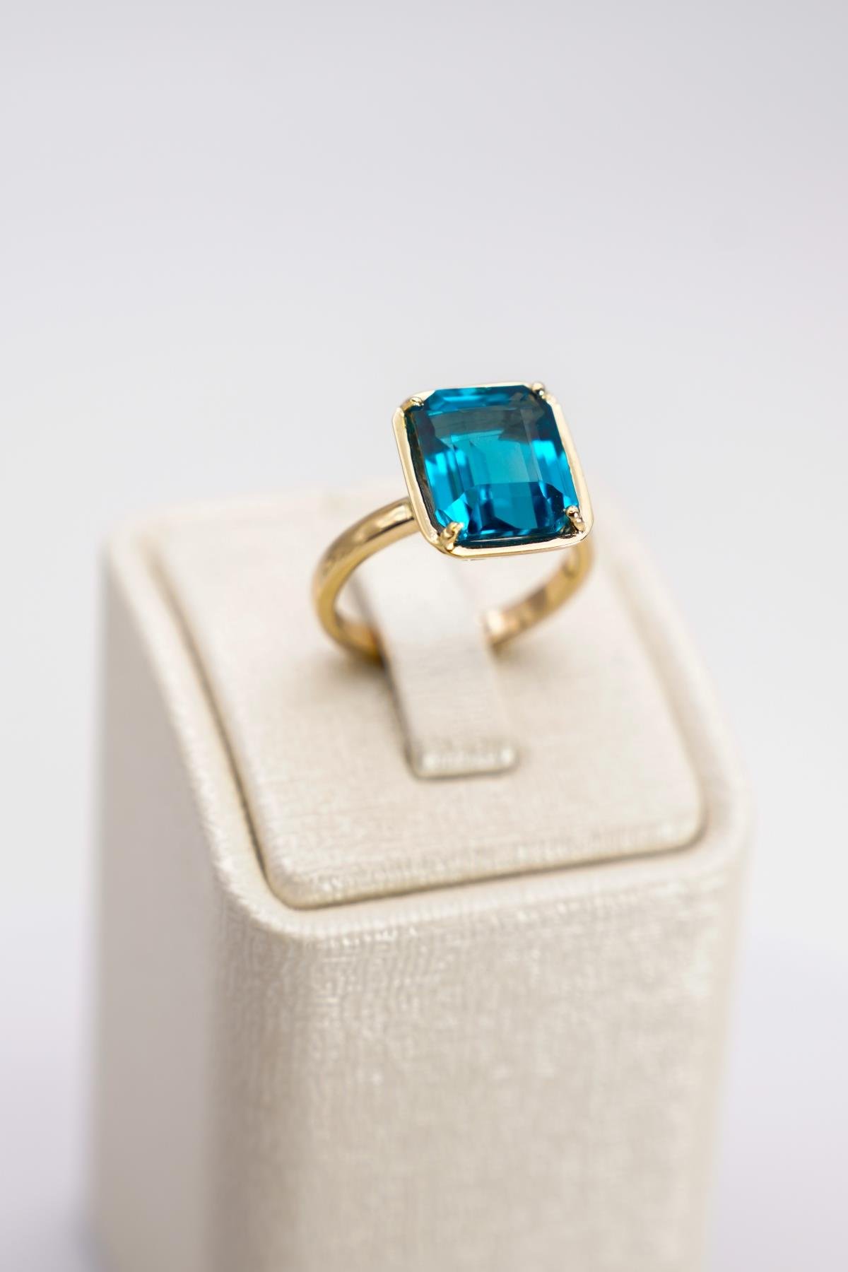 14 Ayar Altın London Topaz Taşlı Yüzük – Göz Alıcı Mavi Işıltının Şık Temsili