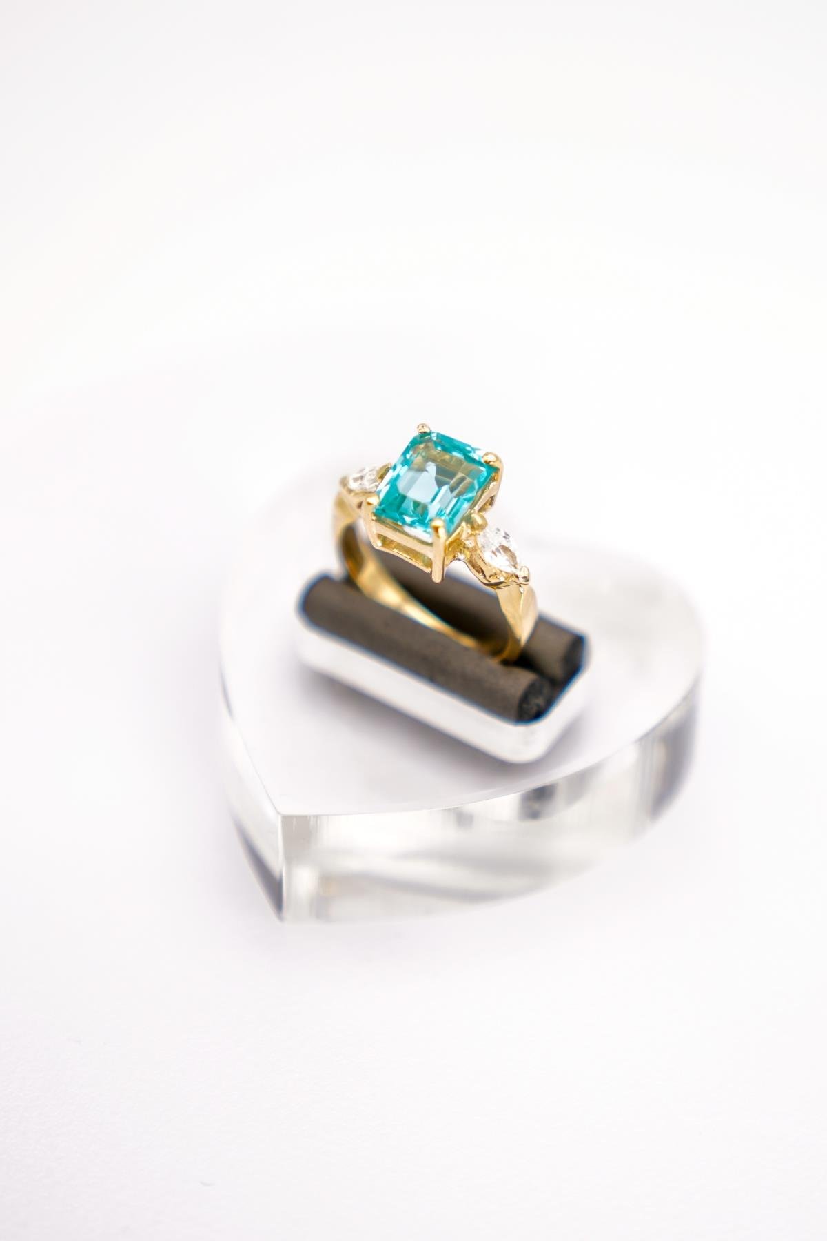 14 Ayar Altın Mavi Topaz ve Damla Taş Detaylı Yüzük – Işıltılı ve Modern Dokunuş