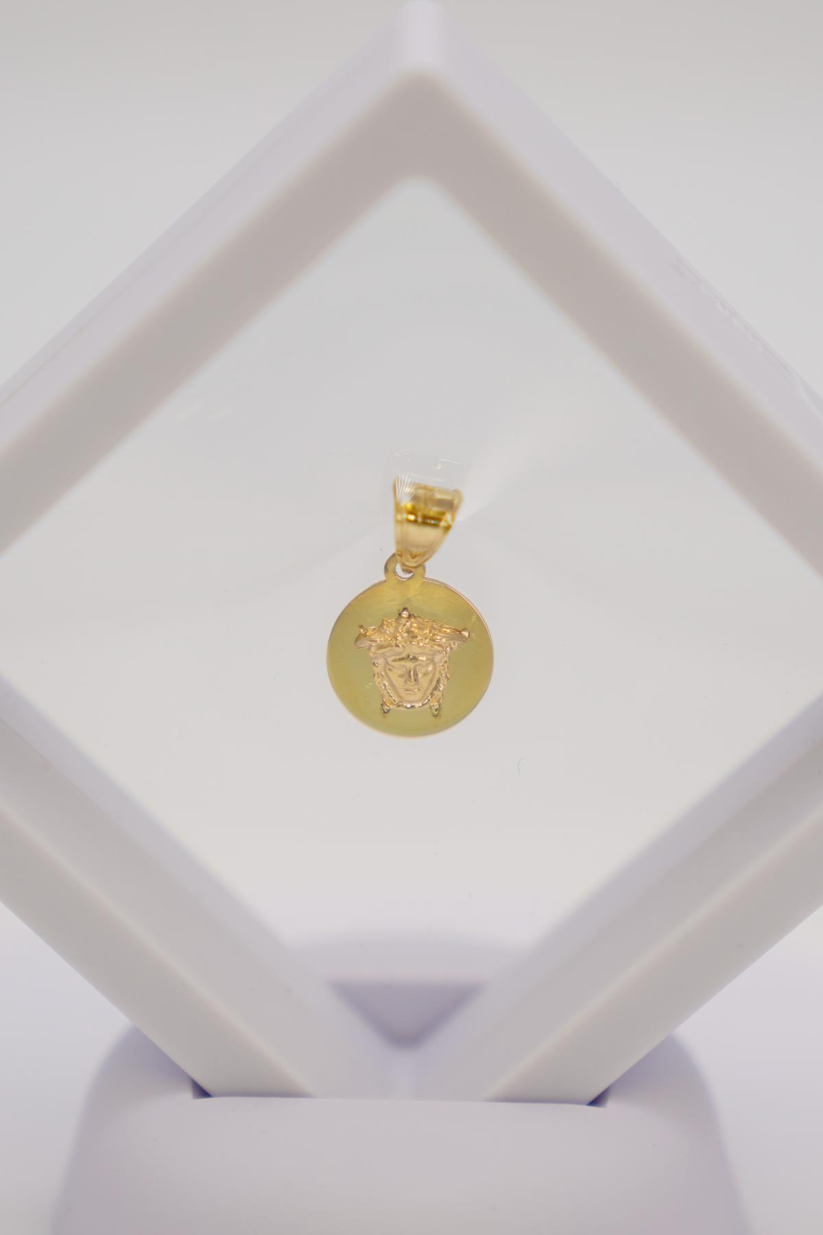 14 Ayar Altın Medusa Figürlü Yuvarlak Kolye Ucu – Mitolojik ve Estetik Detaylı Tasarım